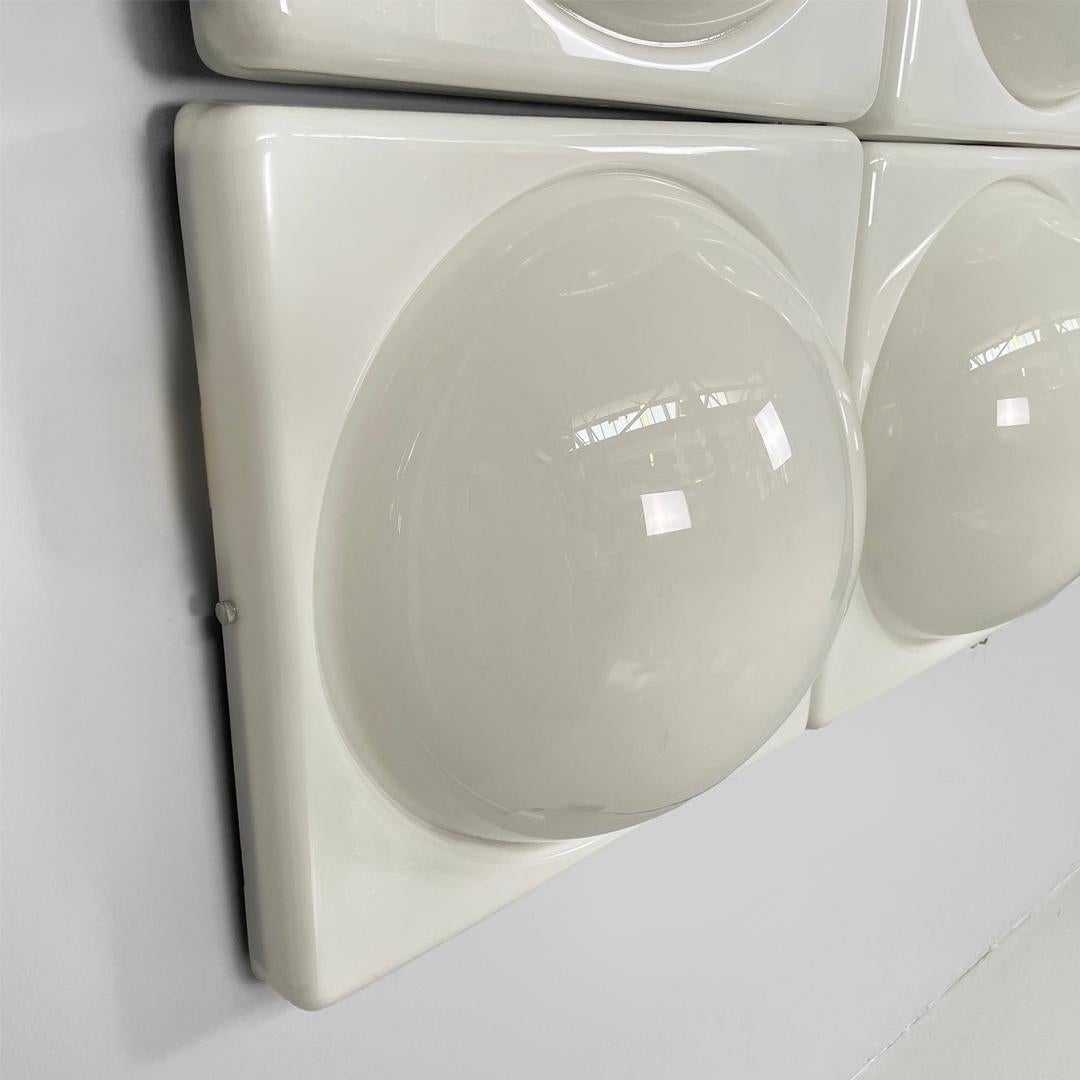 Moderne italienische Wandleuchte aus weißem Kunststoff für L. & G. Pancaldi, 1980er Jahre im Angebot 4