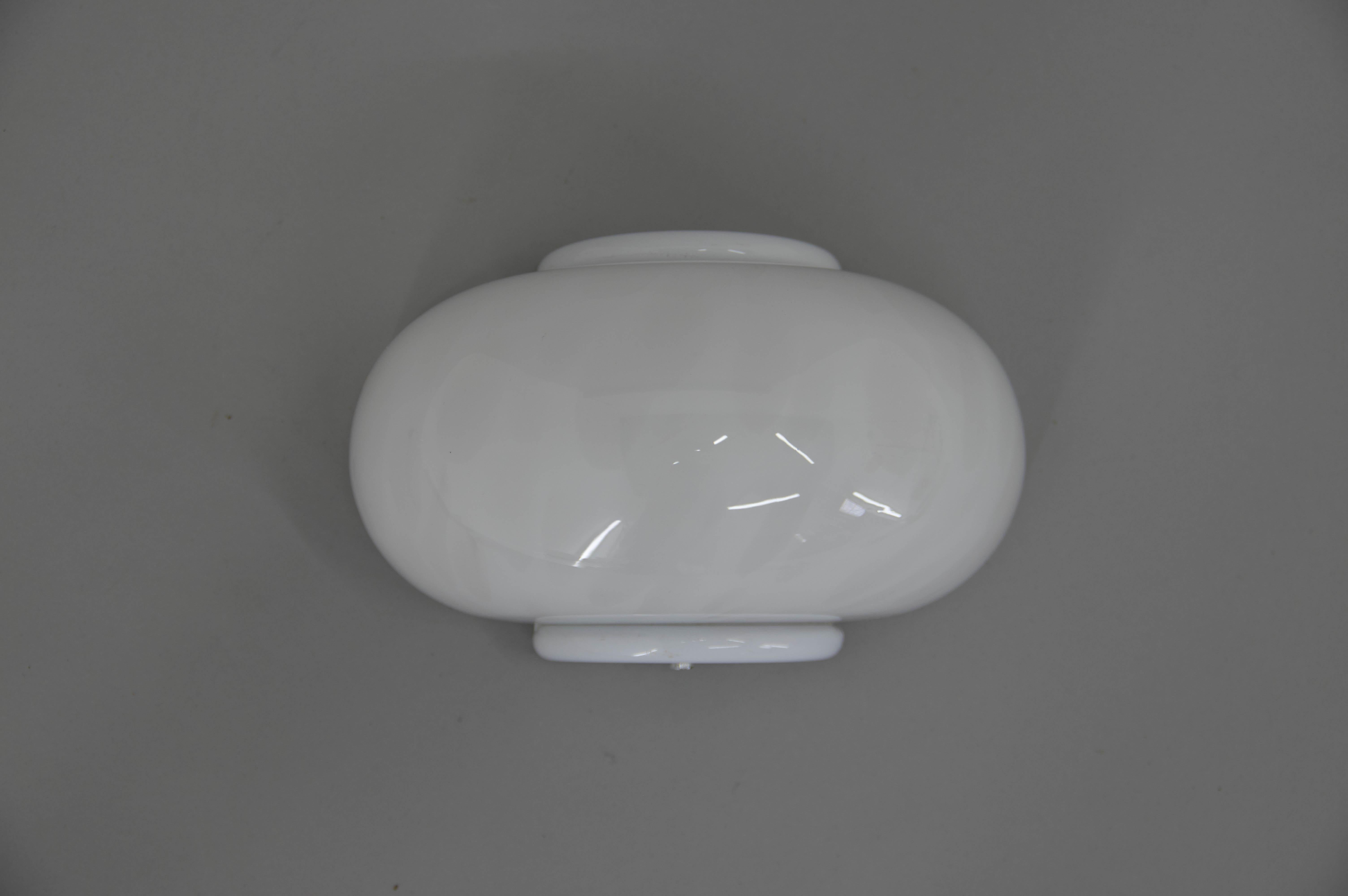 Elegant and simple white wall light.
Glass shade made of two slightly different white glass.
16 pieces available
Price per one item
1x40W, E25-E27 bulb
US wiring compatible.