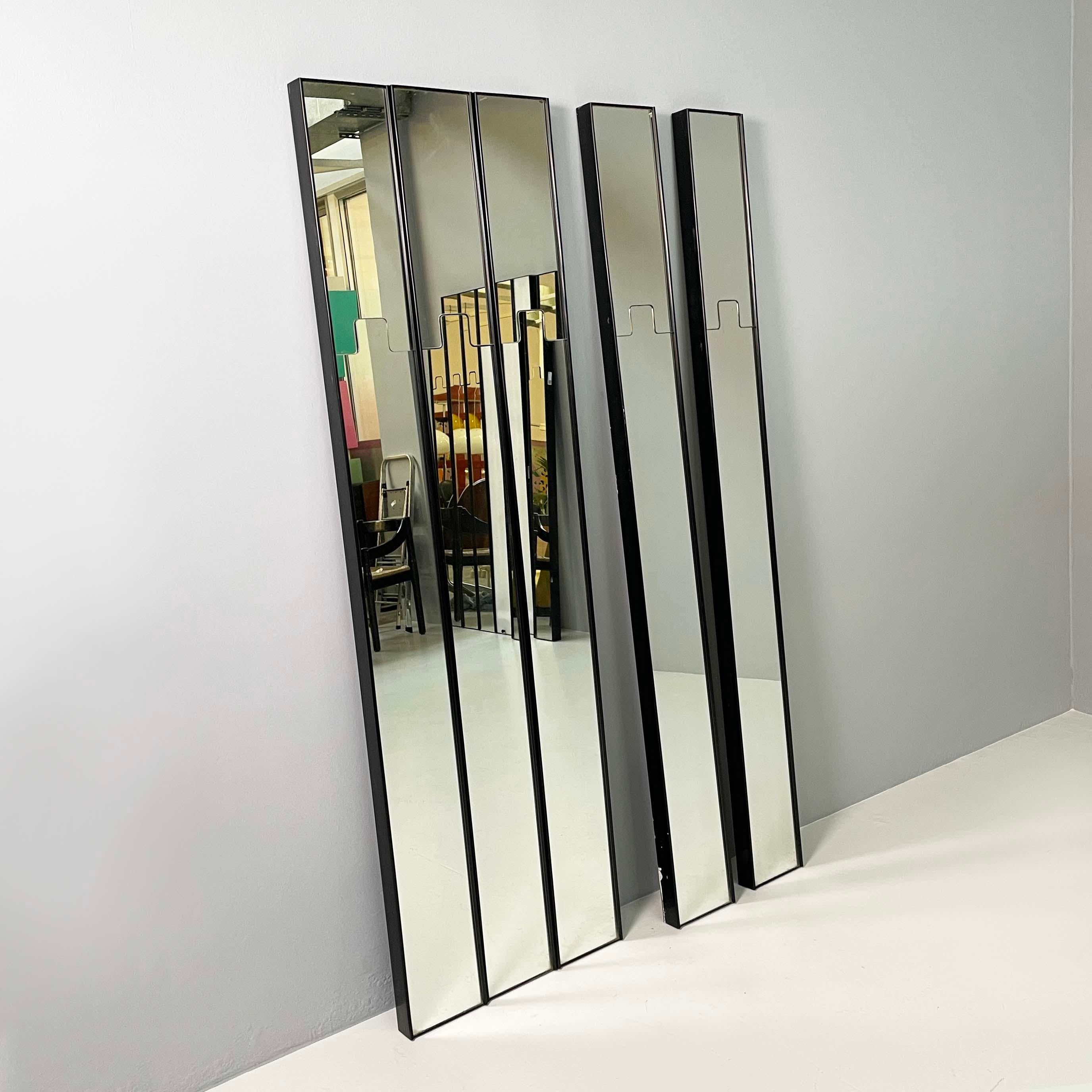 Italian modern wall mirror and coat hanger Gronda by Luciano Bertoncini for Elco, 1970s
Wall mirror mod. Gronda made up of 5 rectangular modules. The frame structure is made of black plastic. The peculiarity of this mirror is that it has a
