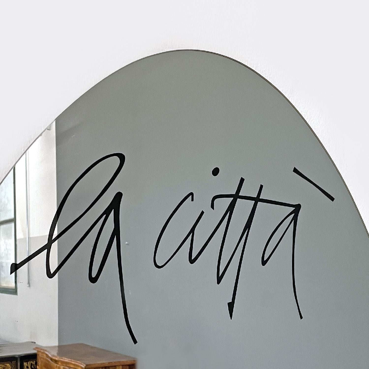 Italian modern wall mirror La Città by Emilio Tadini for Rimadesio, 1983 In condizioni buone a MIlano, IT