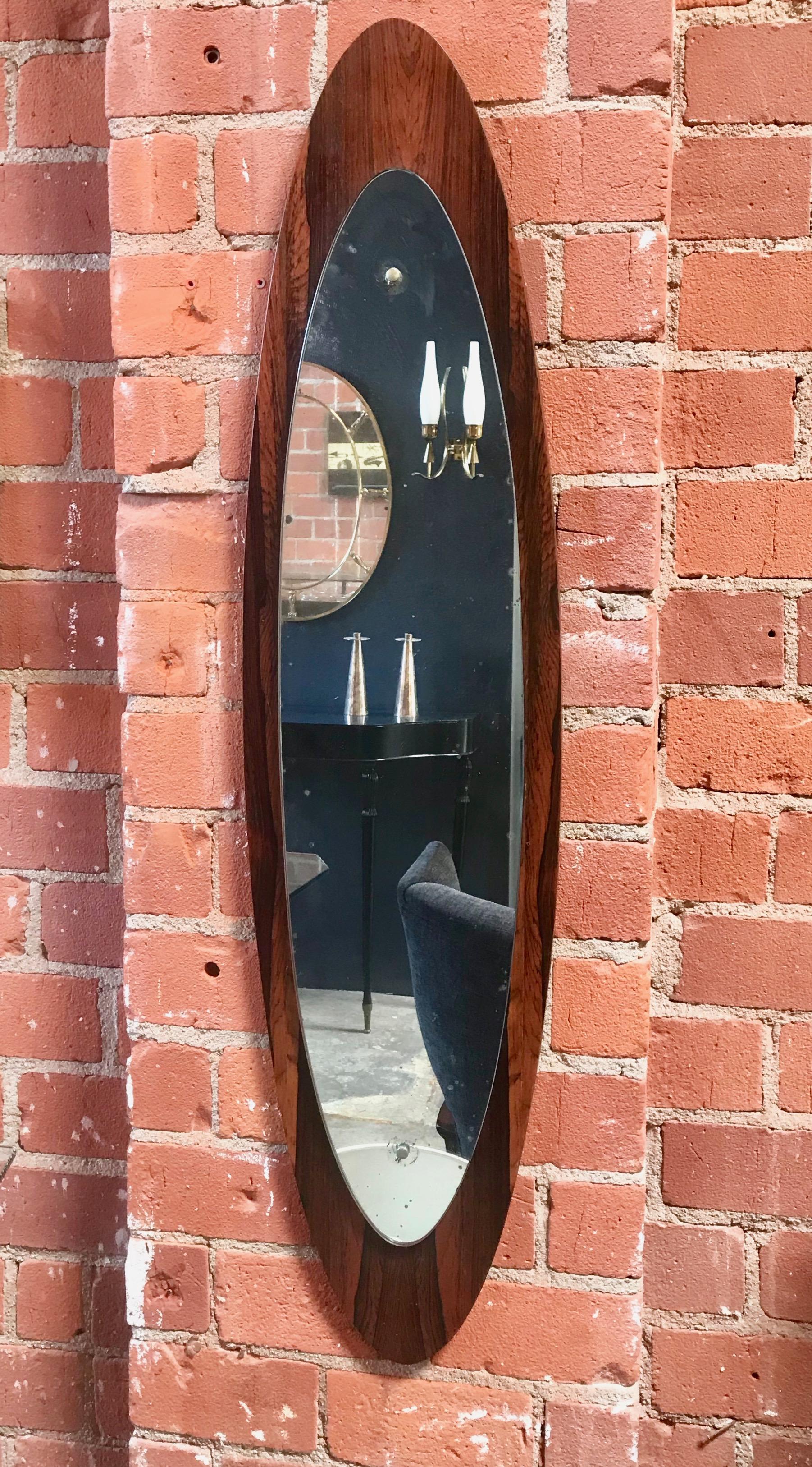 Grand cadre ovale en teck, avec verre ovale en miroir.
Le cadre en bois a une épaisseur différente dans la largeur apicale ;
Il est magnifique, que ce soit en version verticale ou horizontale.
 