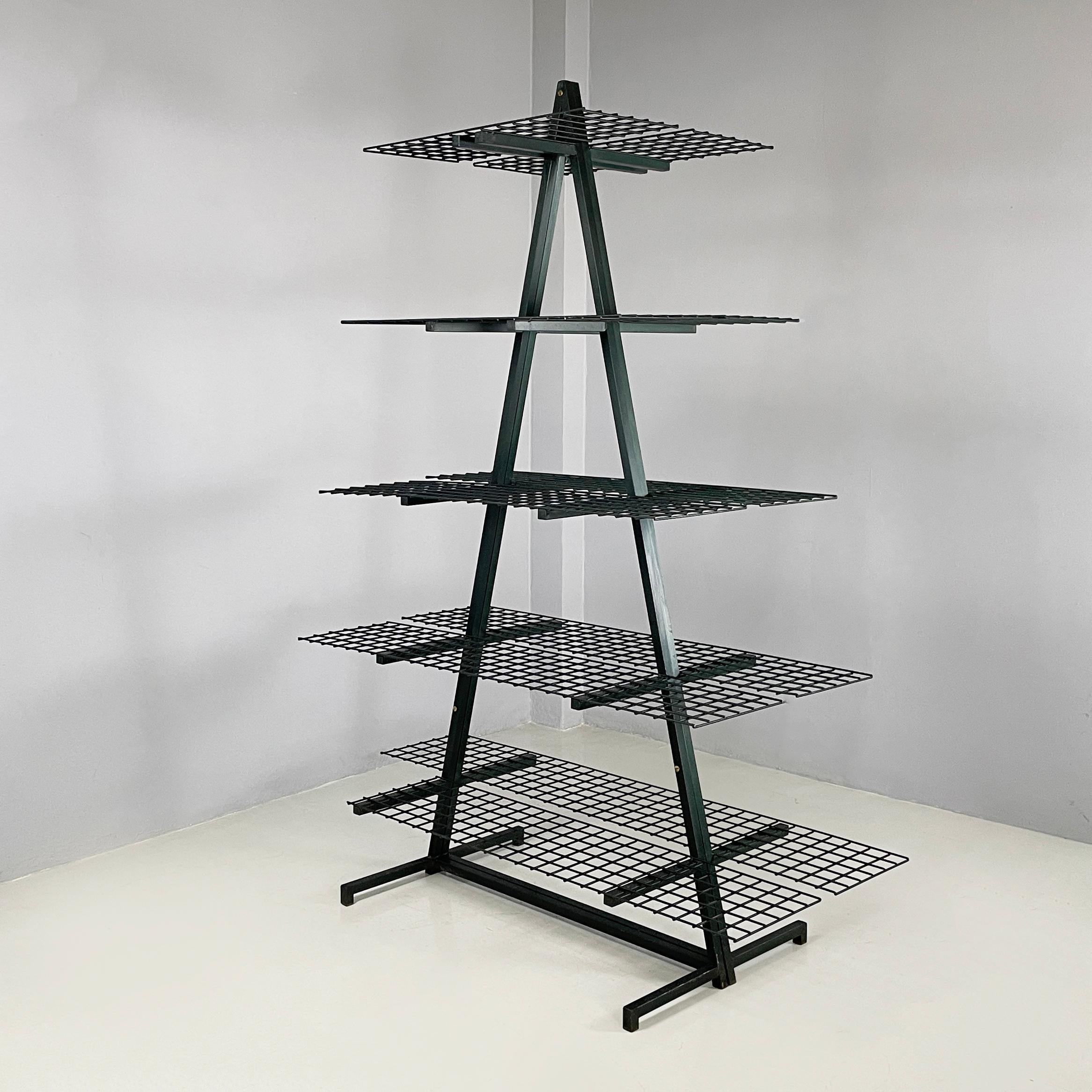 Italienische moderne Wand o selbsttragende Bücherregale aus dunkelgrünem Metall, 1980er Jahre
Paar Wand-Bücherregale mit dreieckiger Struktur aus dunkelgrün lackiertem Metall. Jedes Bücherregal hat 5 Metallgitterböden, die ebenfalls in Dunkelgrün