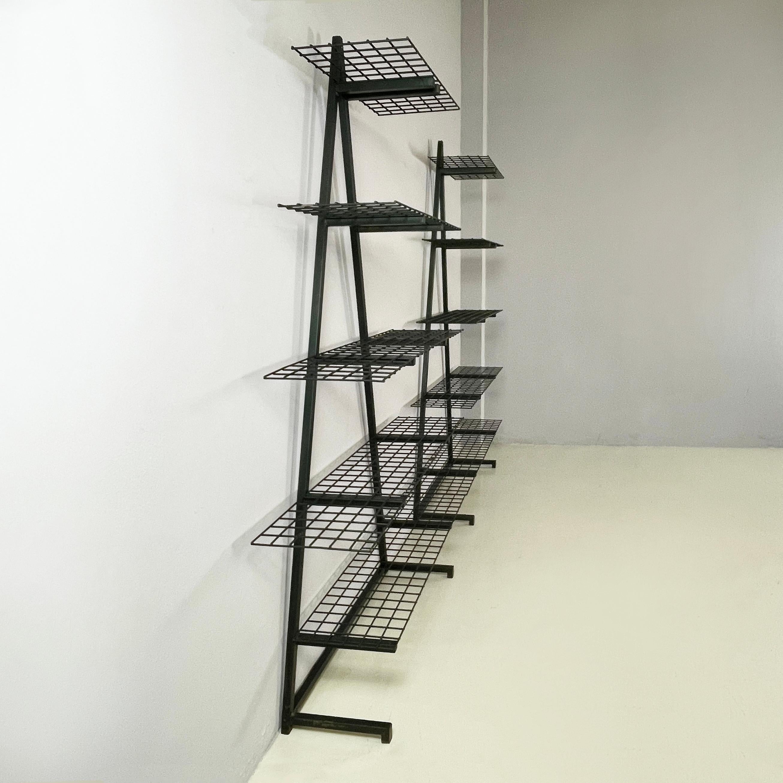 Italienische moderne Wand o selbsttragende Bücherregale aus dunkelgrünem Metall, 1980er Jahre (Ende des 20. Jahrhunderts) im Angebot