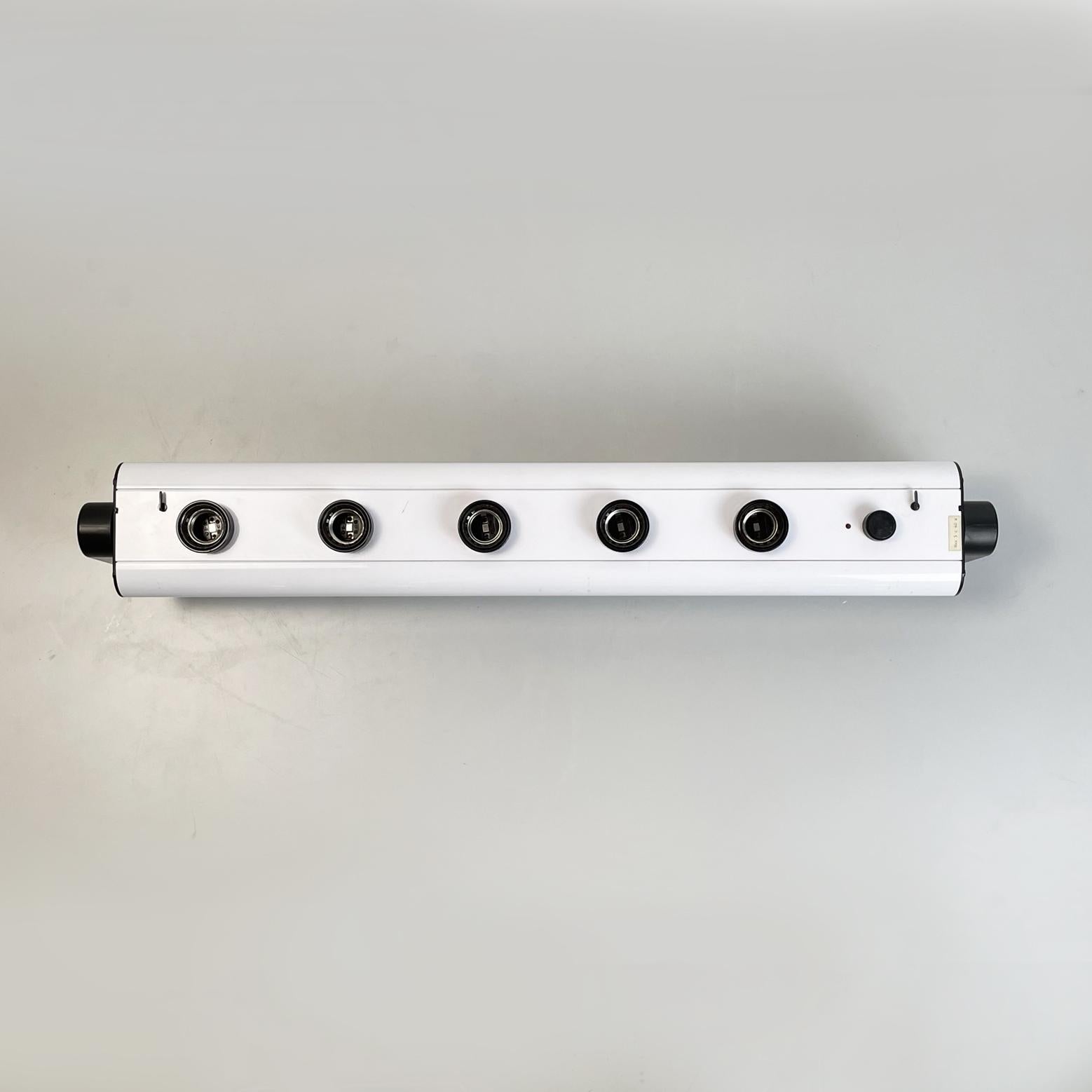 Italian modern Wall or ceiling lamp Aton Barra by Ernesto Gismondi for Artemide, 1980s
Wall or ceiling lamp mod. Aton Barra in white painted metal and black plastic. The central aluminum bar features 5 light sources. On the sides there are two
