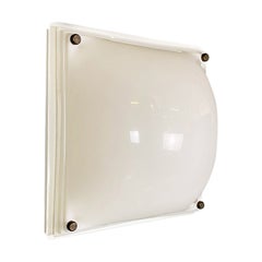 Lámpara italiana moderna de pared o techo de plexiglás blanco y metal, años 70
