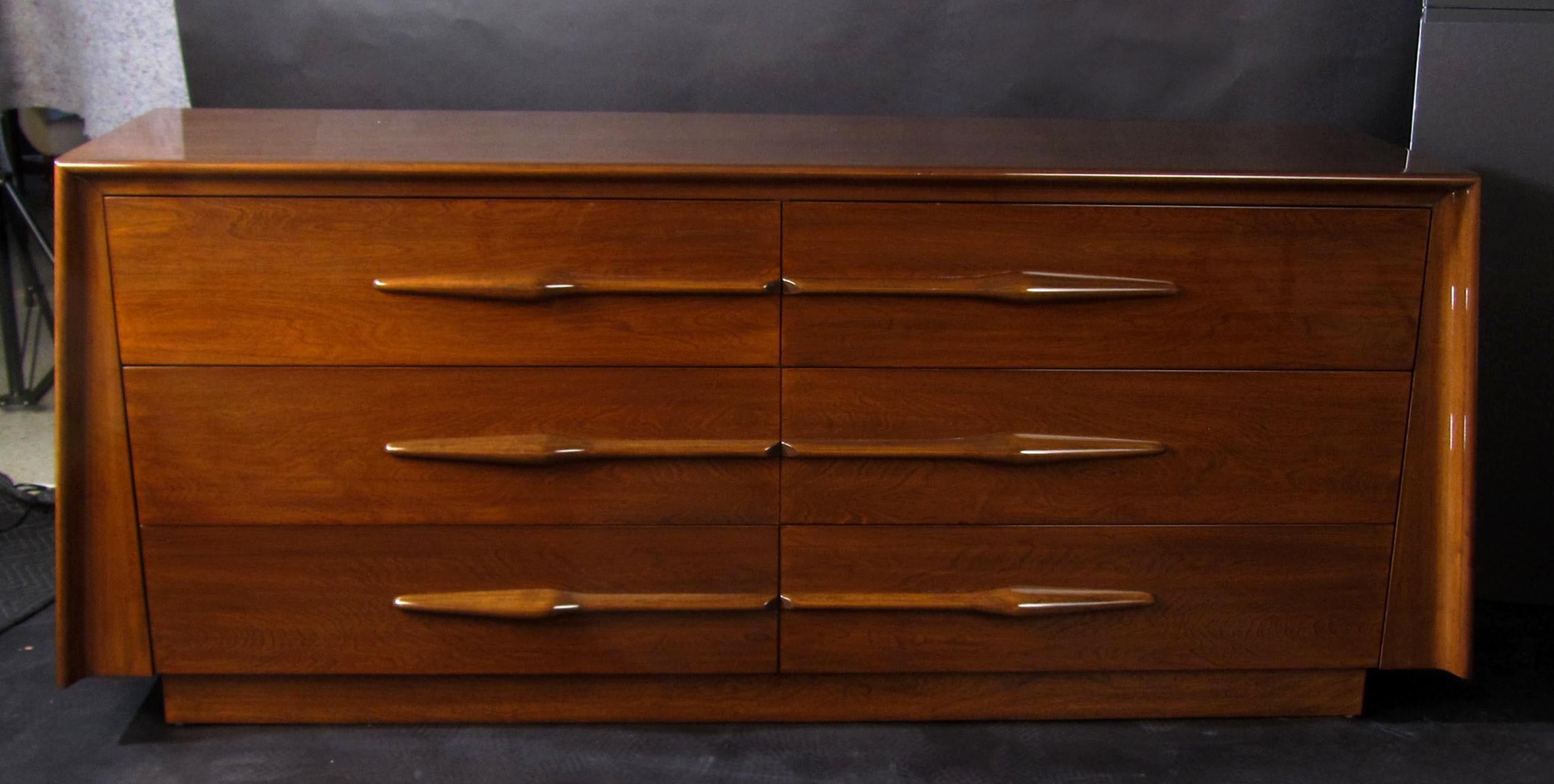 Italian Modern Walnut 6 Drawer Dresser, Melchiorre Bega In Good Condition For Sale In Hollywood, FL