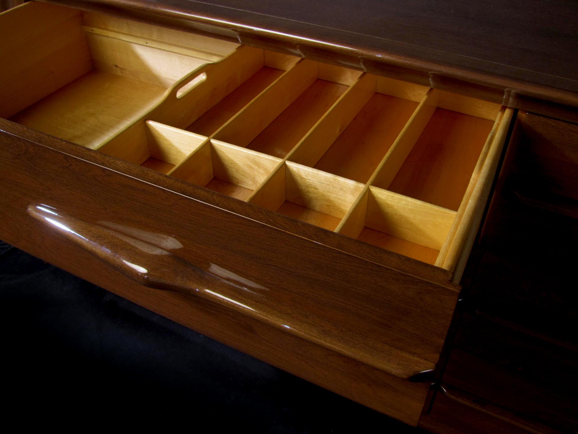 Italienische moderne italienische Kommode aus Nussbaum mit 6 Schubladen, Melchiorre Bega im Angebot 3