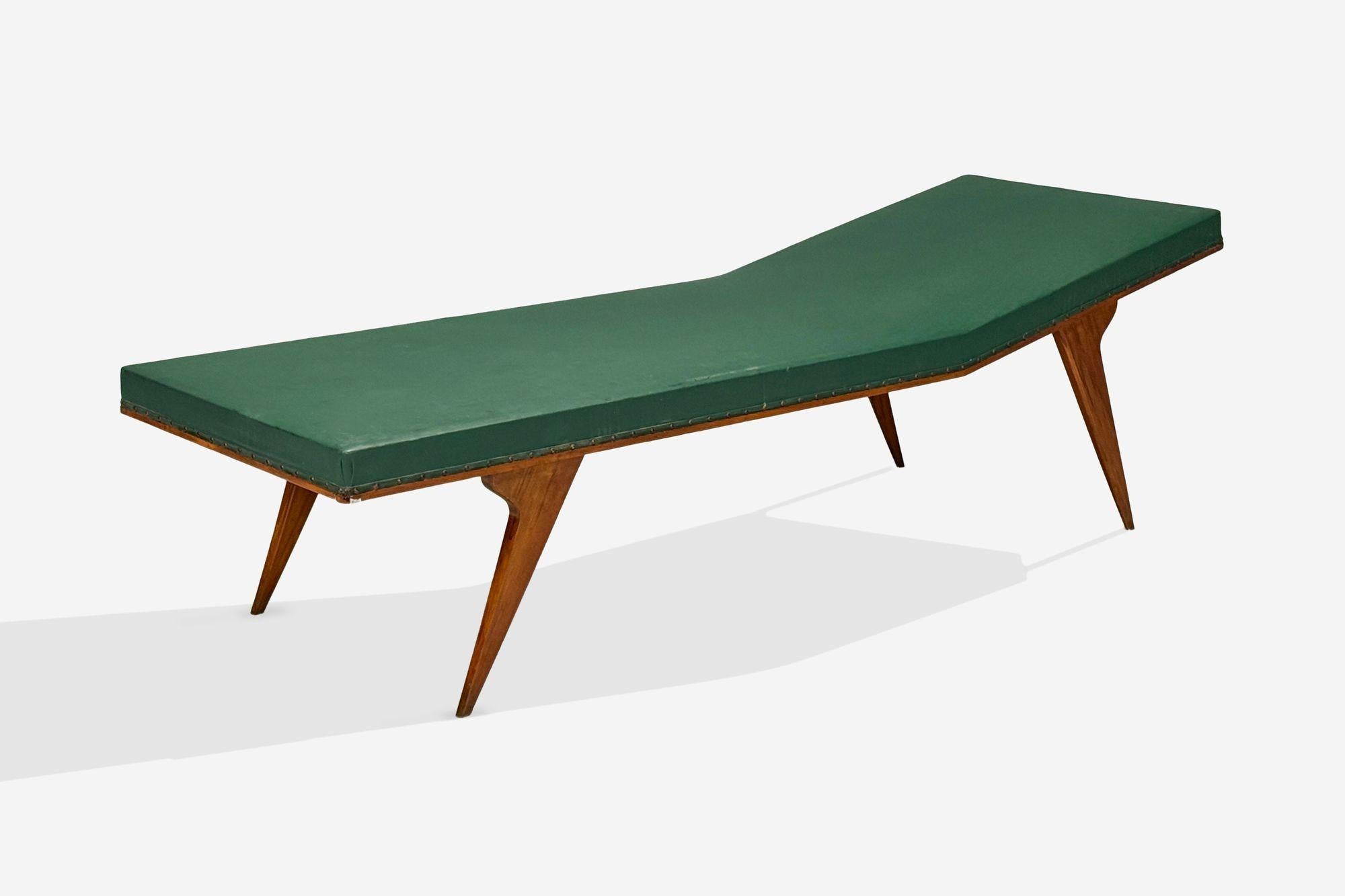 Italienische Moderne, Nussbaum, Kunstleder, Chaiselongue, Italien, 1950er Jahre

Eine skulpturale Chaiselongue aus Nussbaum und grünem Kunstleder, entworfen und hergestellt in Italien um 1950.

Nussbaum, Kunstleder; Italien ca. 1950er Jahre

Höhe: