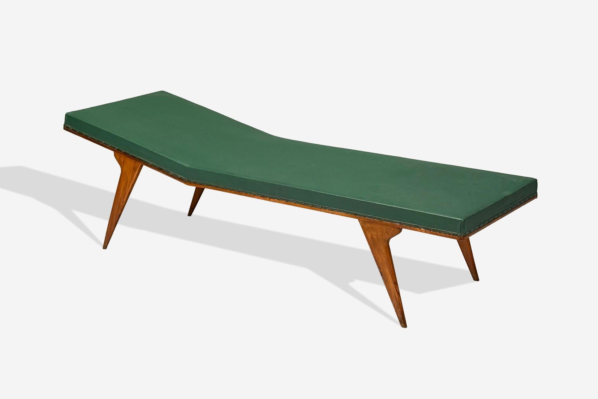 Italienische Moderne, Nussbaum, Kunstleder, Chaiselongue, Italien, 1950er Jahre im Zustand „Gut“ im Angebot in Manhasset, NY