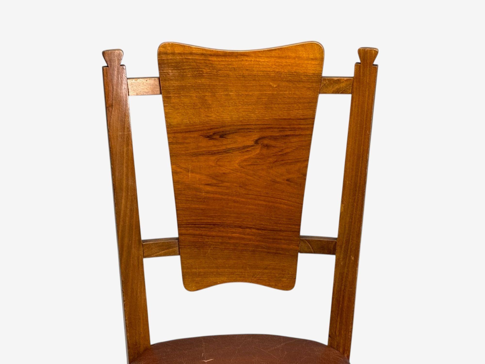 Milieu du XXe siècle Huit chaises de salle à manger modernes italiennes en noyer et simili-cuir, Italie, années 1950 en vente