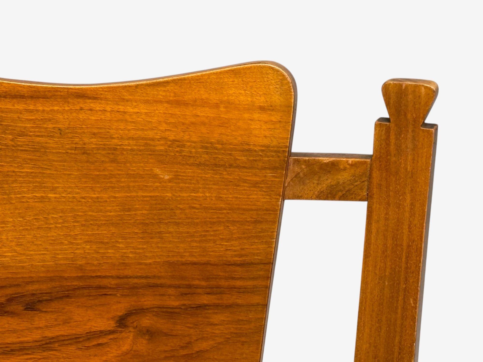Huit chaises de salle à manger modernes italiennes en noyer et simili-cuir, Italie, années 1950 en vente 1