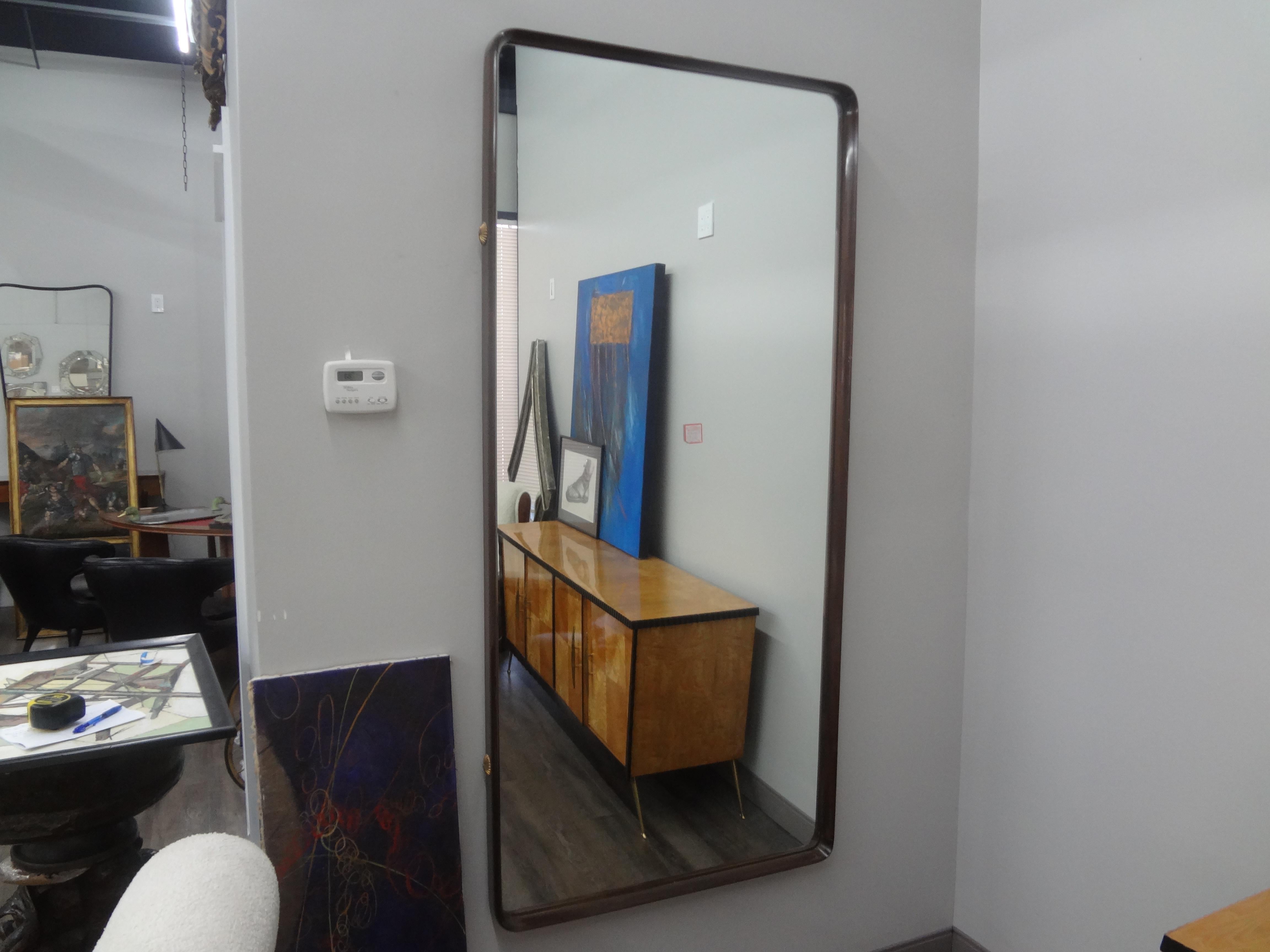 Moderner italienischer Spiegel aus Nussbaumholz, entworfen von Ico Parisi (Messing) im Angebot