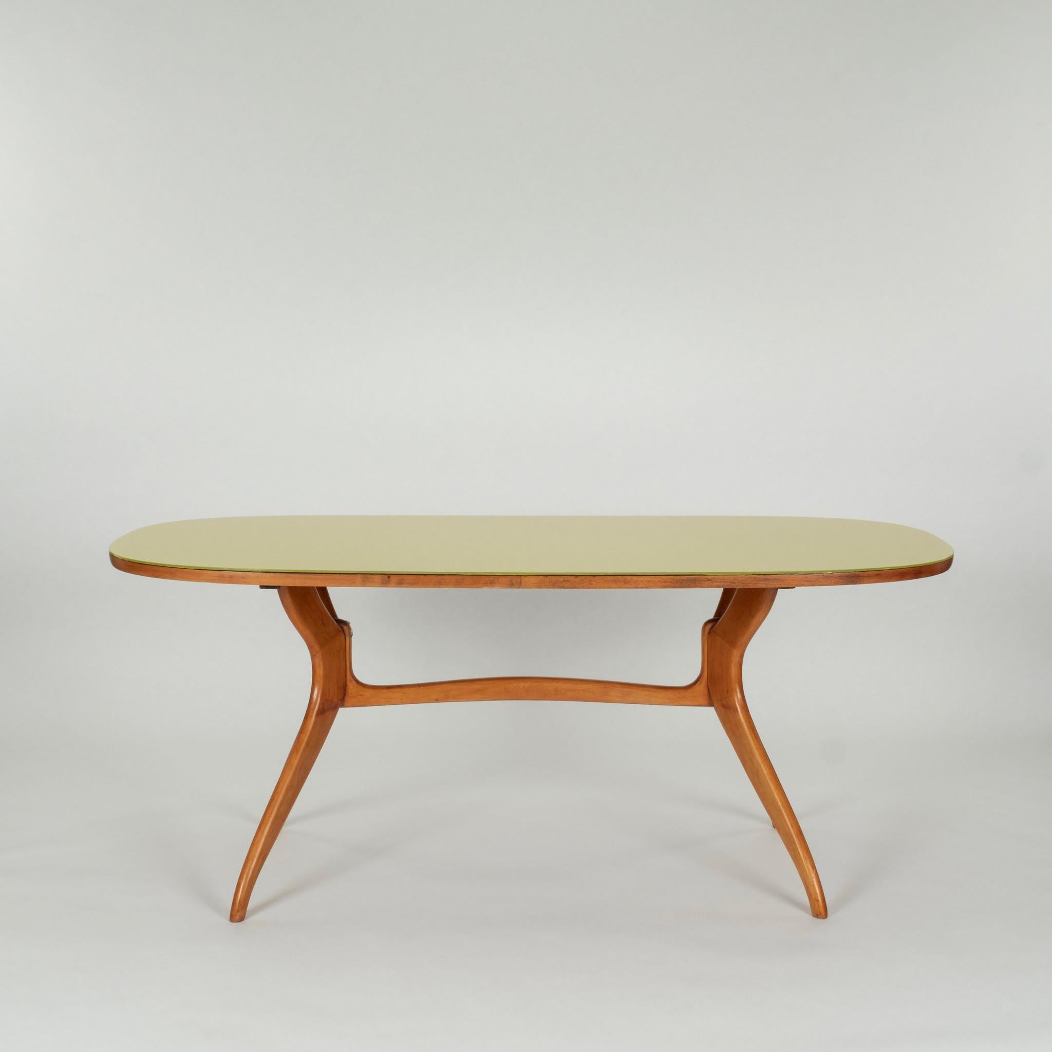 Italienischer Mid-Crntury-Modern-Tisch aus Nussbaumholz mit hinterlackierter Chartreuse-Glasplatte.

