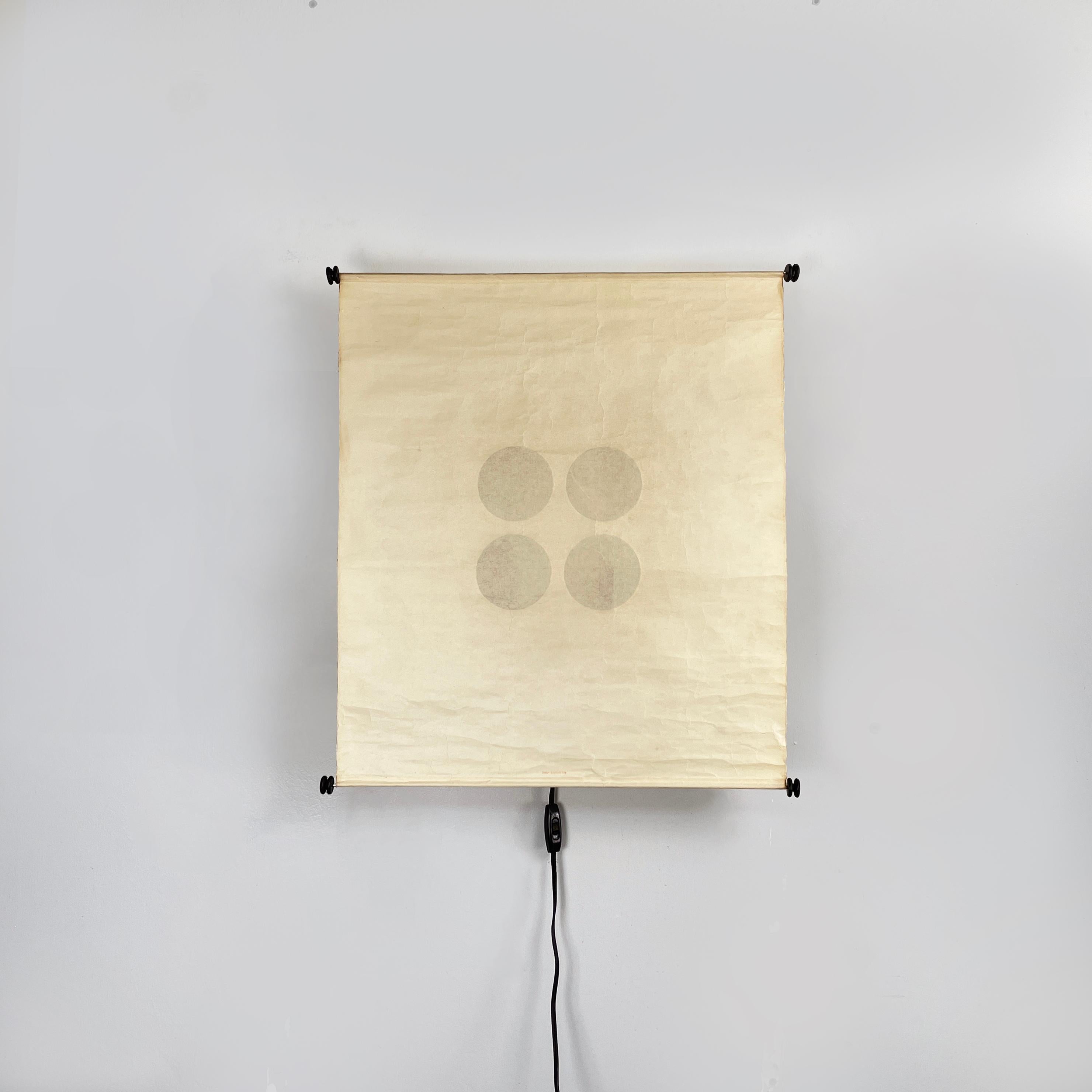 Italienische moderne Wandleuchte Tako aus Washi-Papier und Metall von Toshiyuki Kita für Bilumen, 1970er Jahre
Wandleuchte Mod. Tako aus Washi-Papier und Metall. Der Diffusor in einem Bogen Washi, dem traditionellen japanischen Büttenpapier, wird