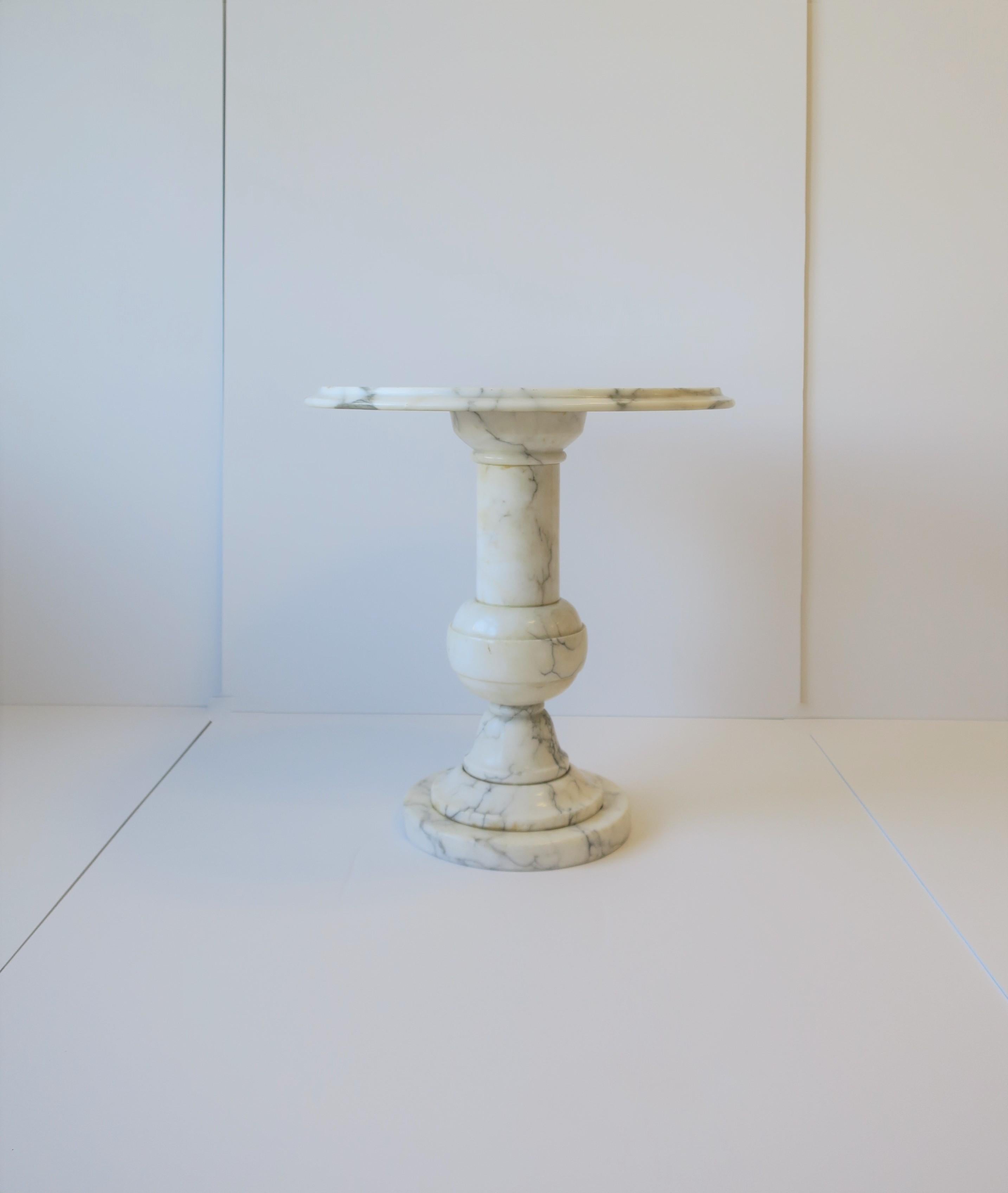 A beautiful and substantial Italian marble round side or drinks table, circa mid-20th century, Italy. Marble is predominantly white with black and grey veining. Dimensions: 18