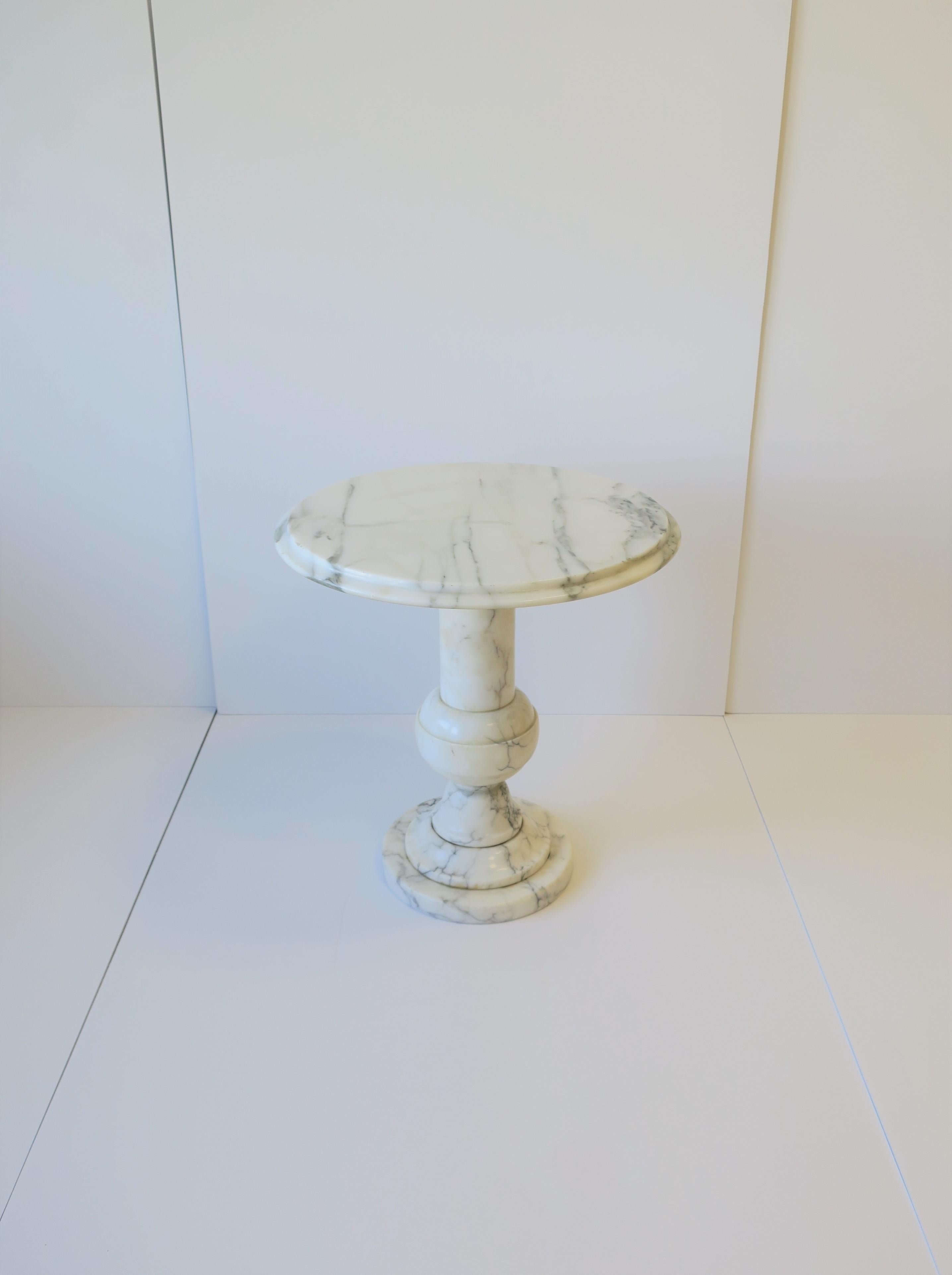 Polished Italian White and Black Marble Round Side Table For Sale