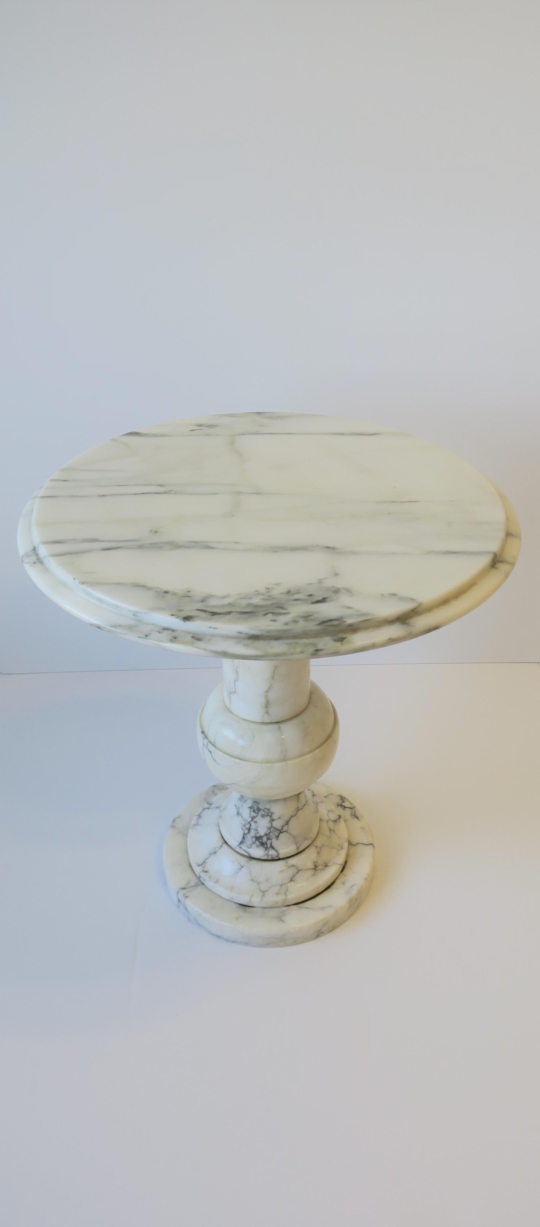 Modern Italian White and Black Marble Round Side or Drinks Table For Sale