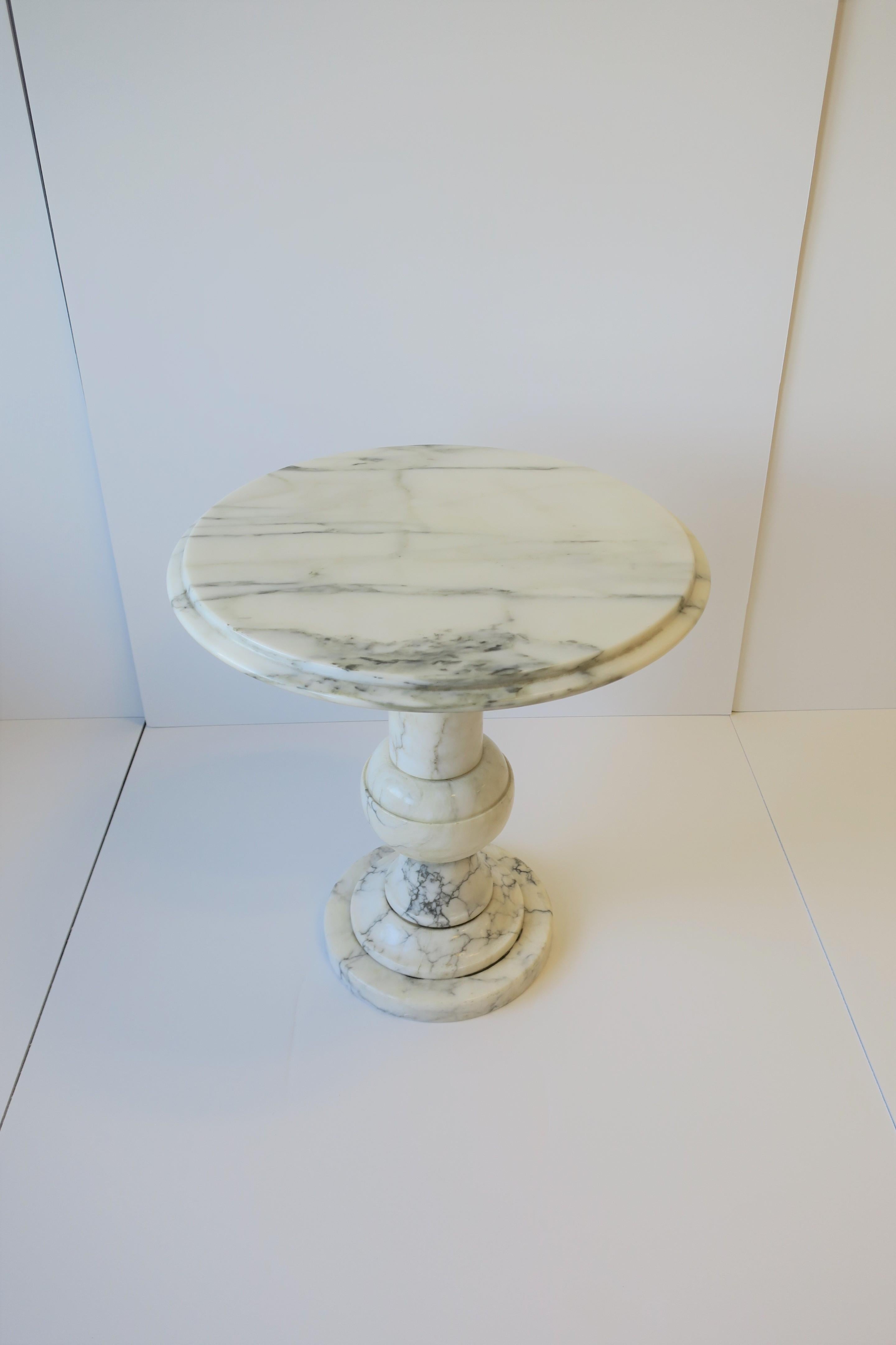 Polished Italian White and Black Marble Round Side or Drinks Table For Sale