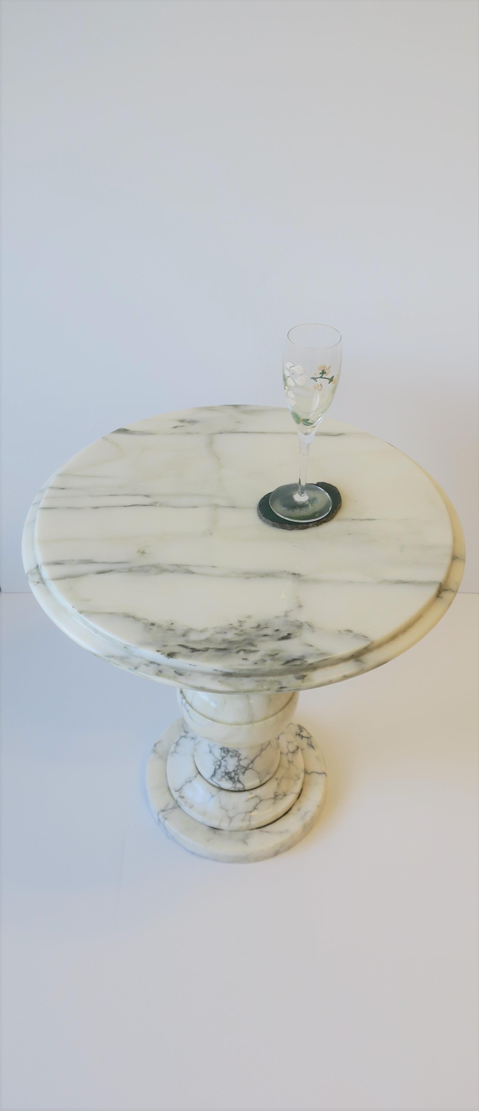 Italian White and Black Marble Round Side or Drinks Table In Good Condition For Sale In New York, NY