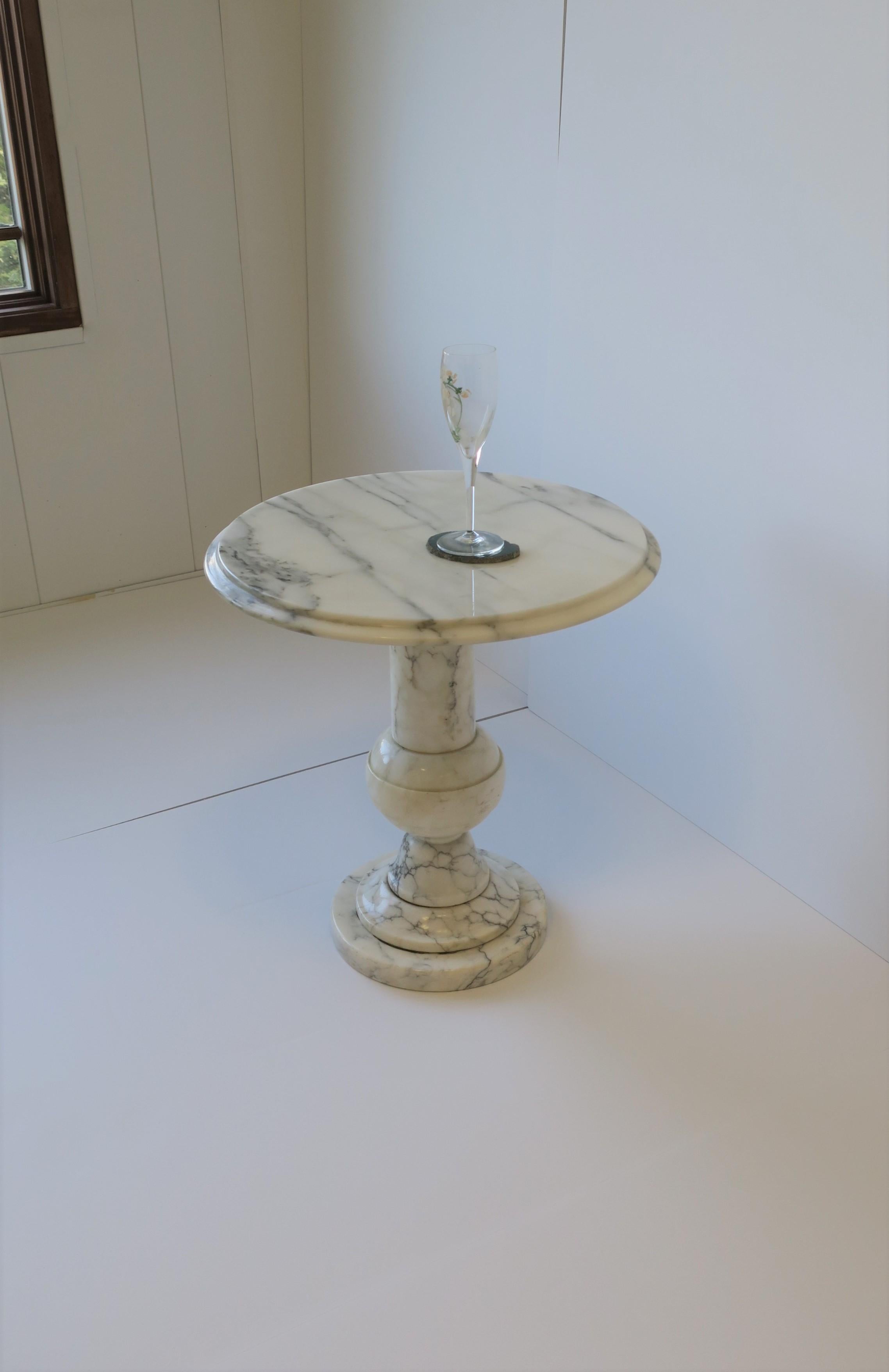 20th Century Italian White and Black Marble Round Side or Drinks Table For Sale