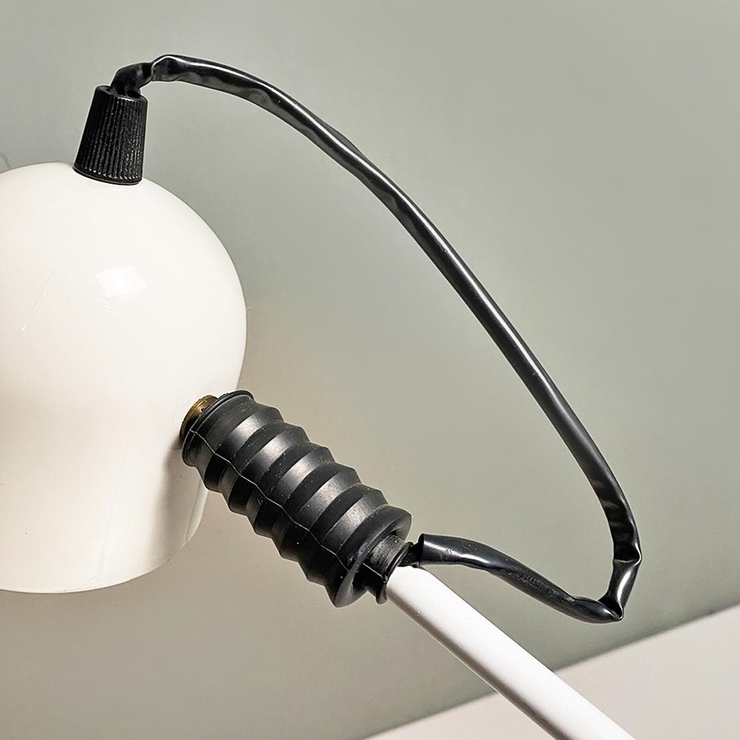 Moderne italienische verstellbare Tischlampe aus weißem und schwarzem Metall, 1980er Jahre im Angebot 3