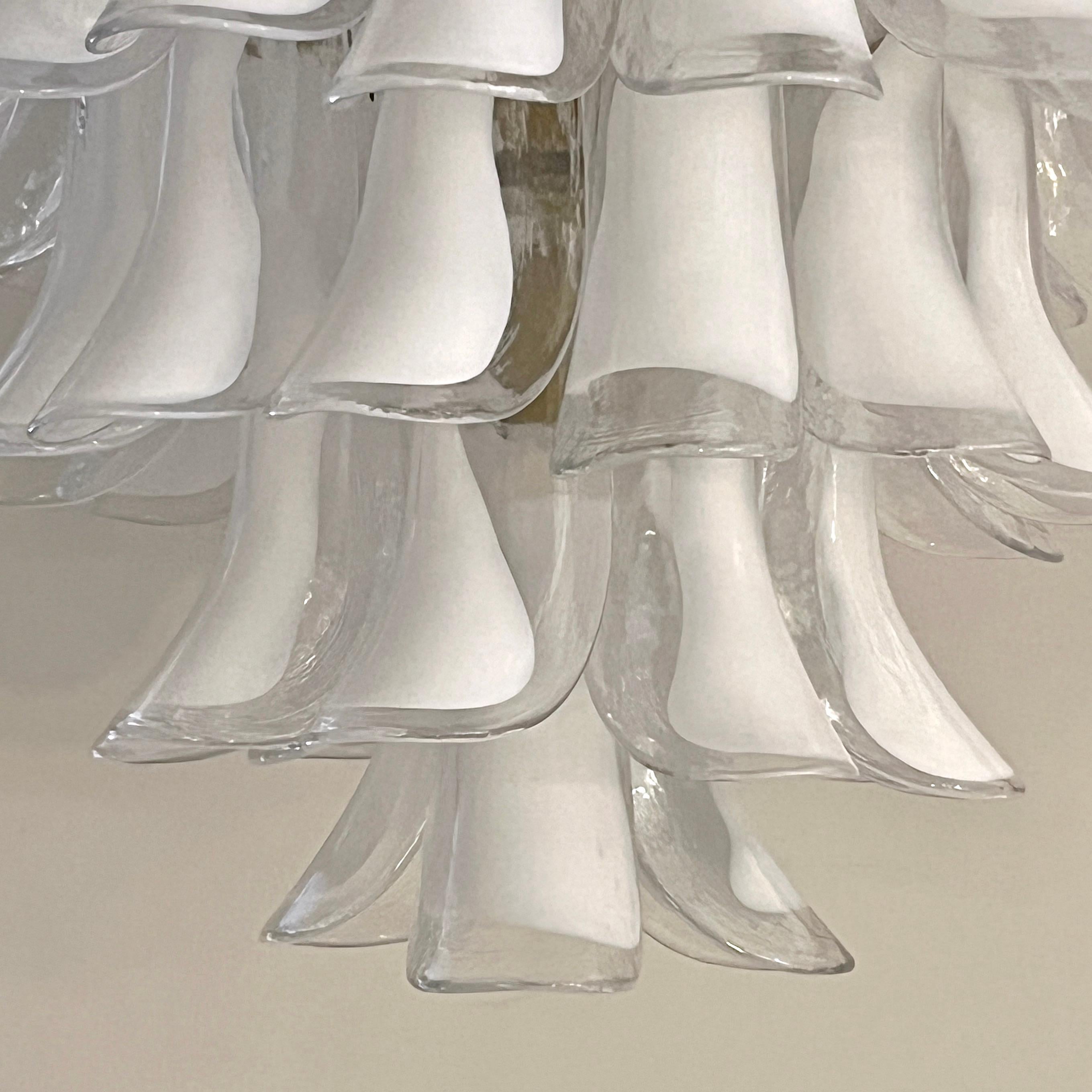 Lampadario moderno italiano in vetro di Murano bianco e cristallo chiaro a foglia di sella, oro in vendita 3