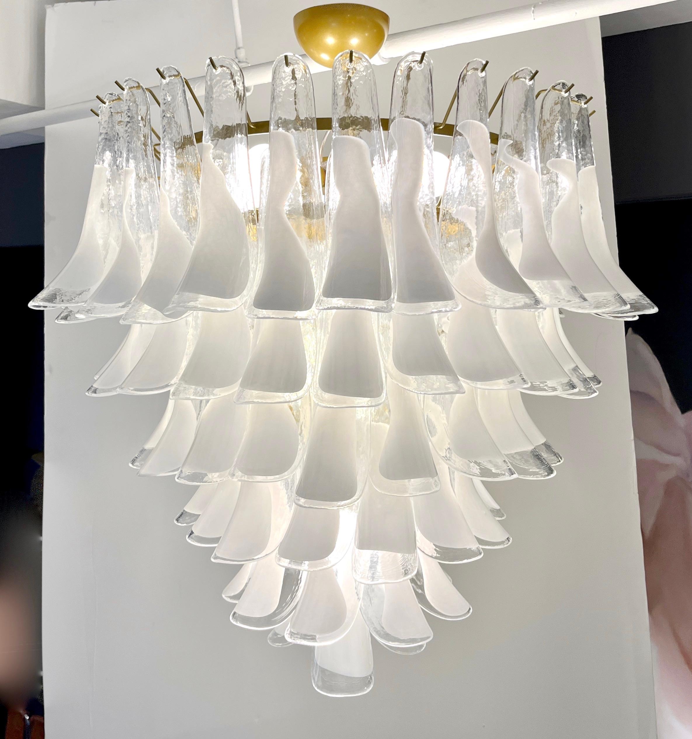 Lampadario moderno italiano in vetro di Murano bianco e cristallo chiaro a foglia di sella, oro in vendita 6