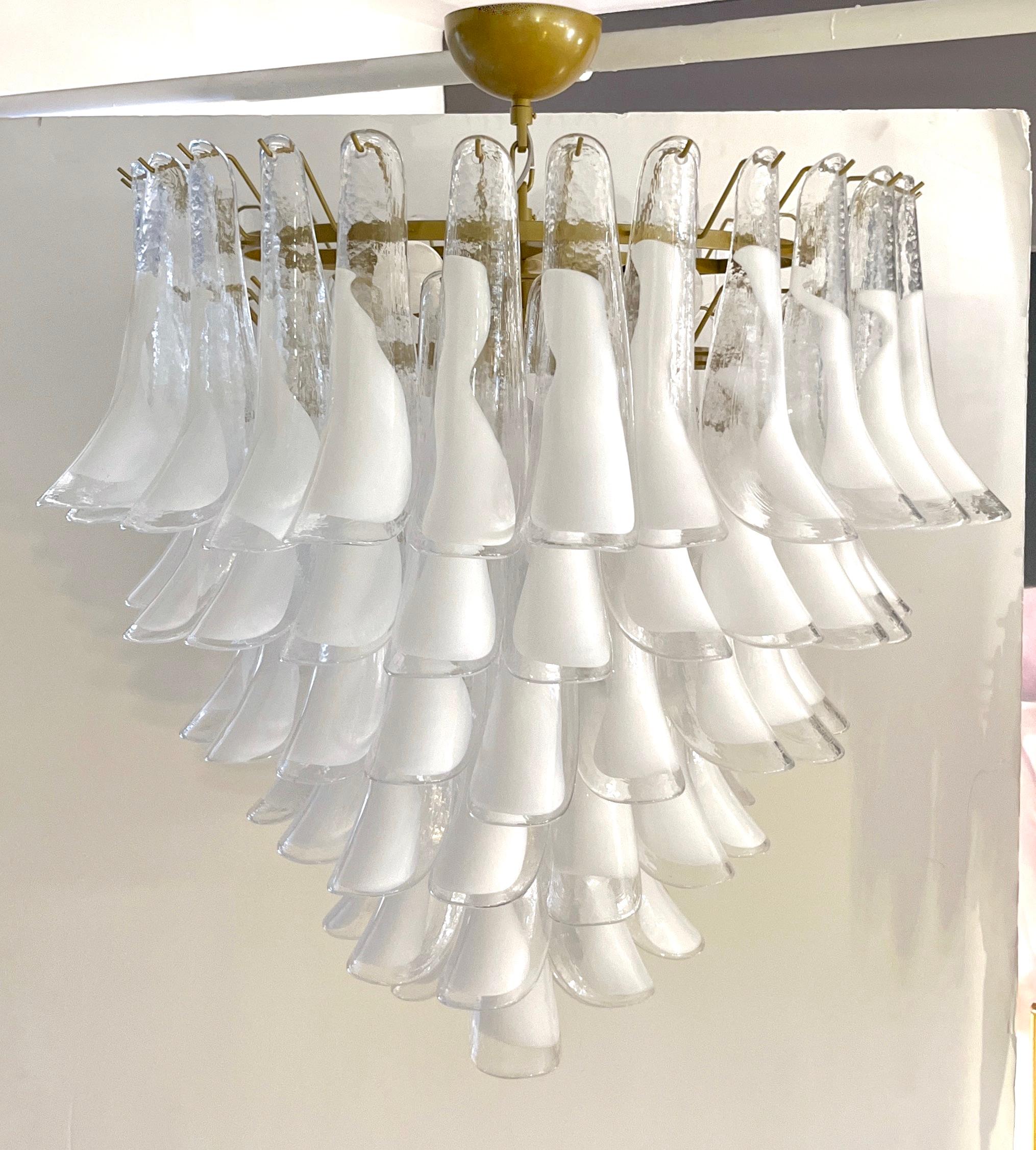 Lampadario moderno italiano in vetro di Murano bianco e cristallo chiaro a foglia di sella, oro in vendita 7