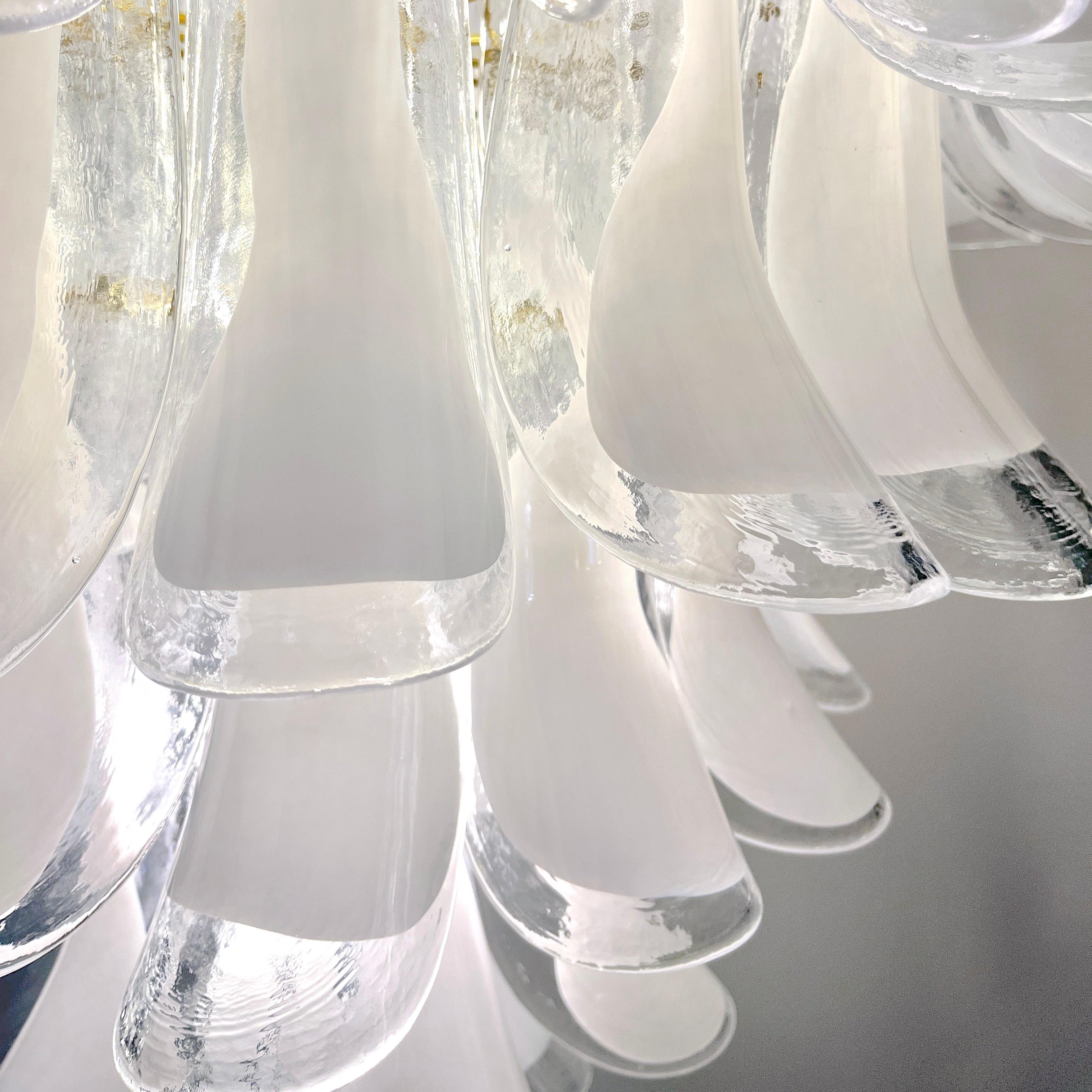 Italiano Lampadario moderno italiano in vetro di Murano bianco e cristallo chiaro a foglia di sella, oro in vendita