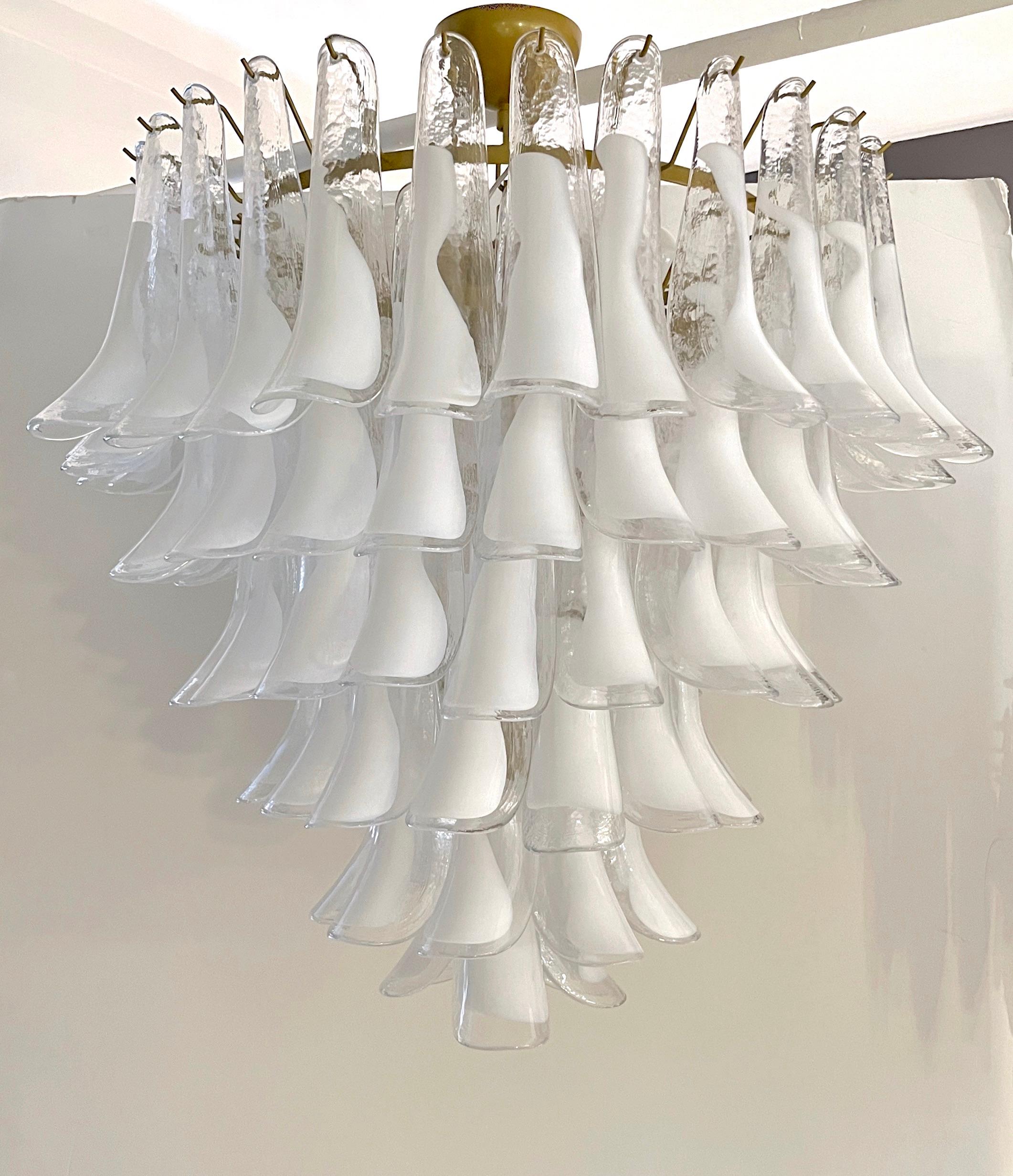 Fatto a mano Lampadario moderno italiano in vetro di Murano bianco e cristallo chiaro a foglia di sella, oro in vendita