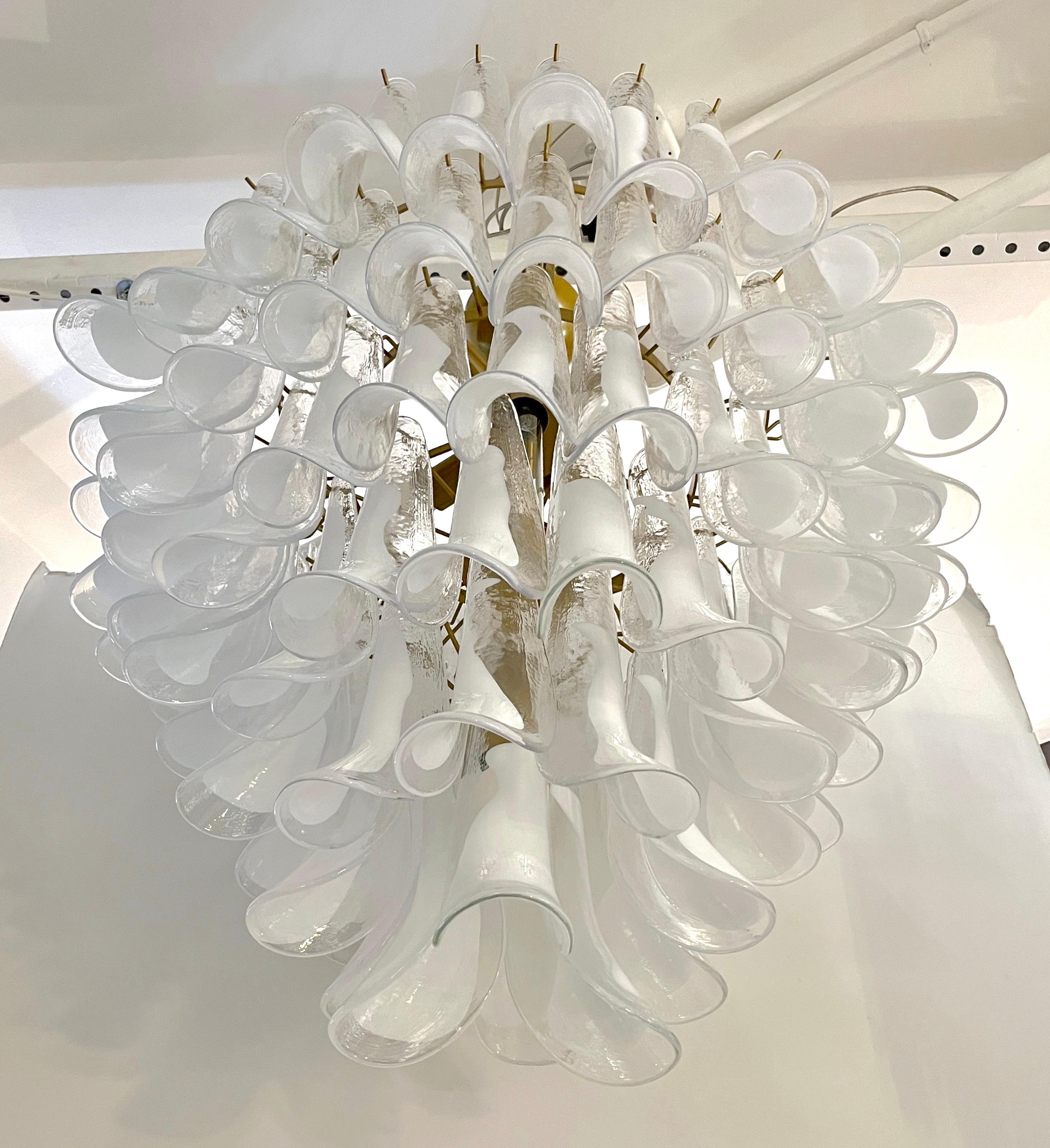 Lampadario moderno italiano in vetro di Murano bianco e cristallo chiaro a foglia di sella, oro In condizioni Nuovo in vendita a New York, NY