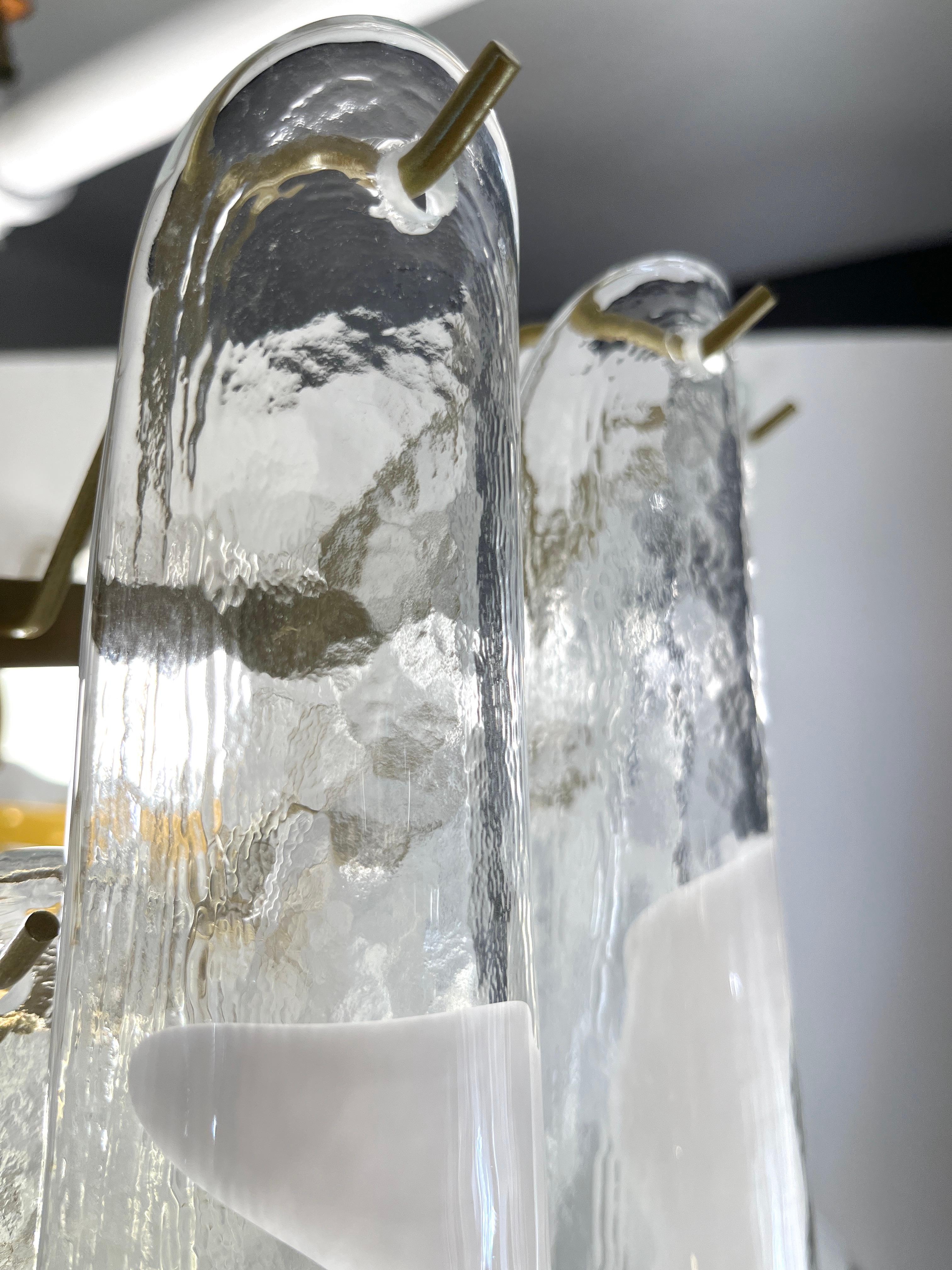 Lampadario moderno italiano in vetro di Murano bianco e cristallo chiaro a foglia di sella, oro in vendita 1
