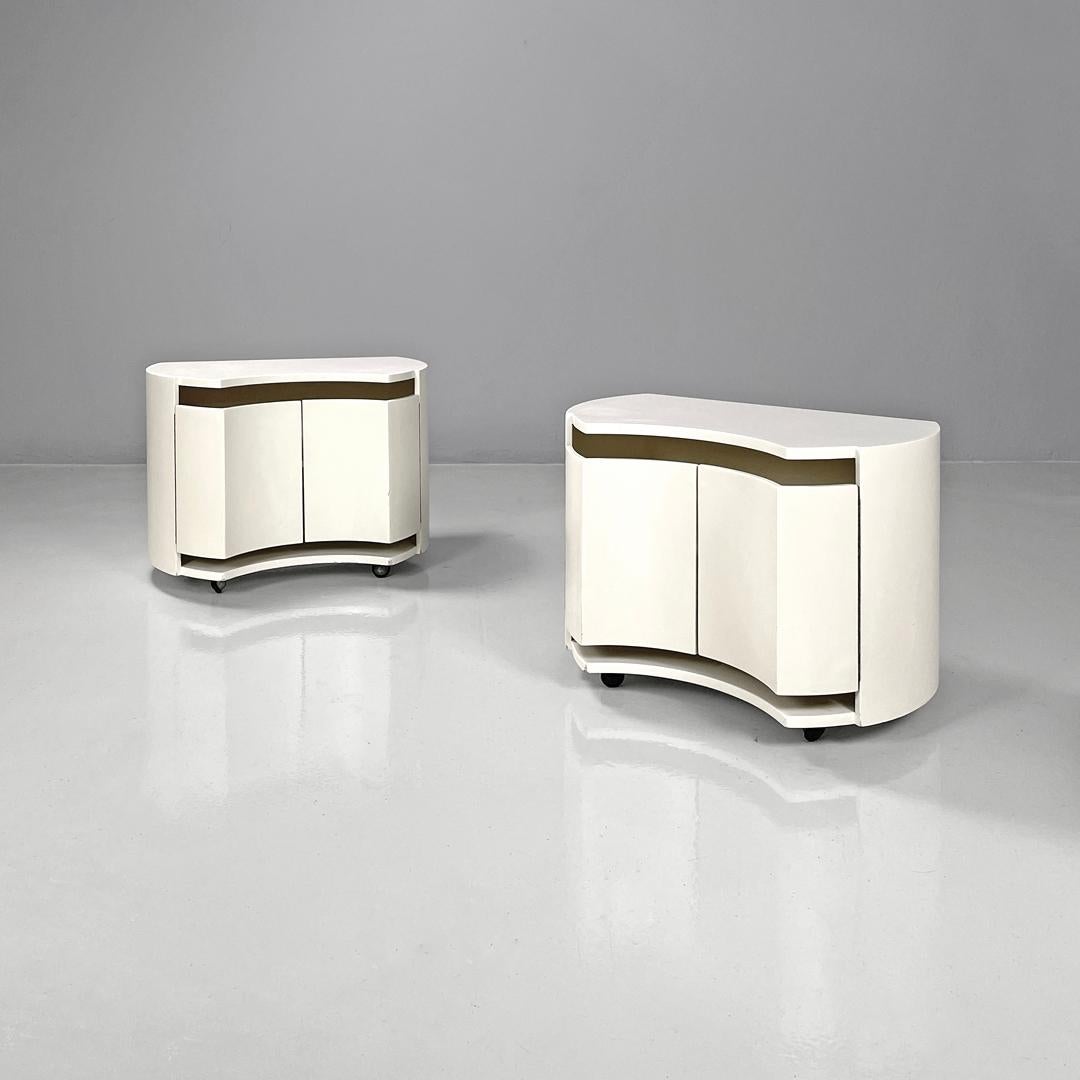 Italian modern white bedside tables Aiace by Benatti, 1970s
Pair of bedside tables mod. Aiace with a rounded and sinuous shape, entirely in white lacquered wood with a matte finish. The bedside table has two front doors with curved lines that follow