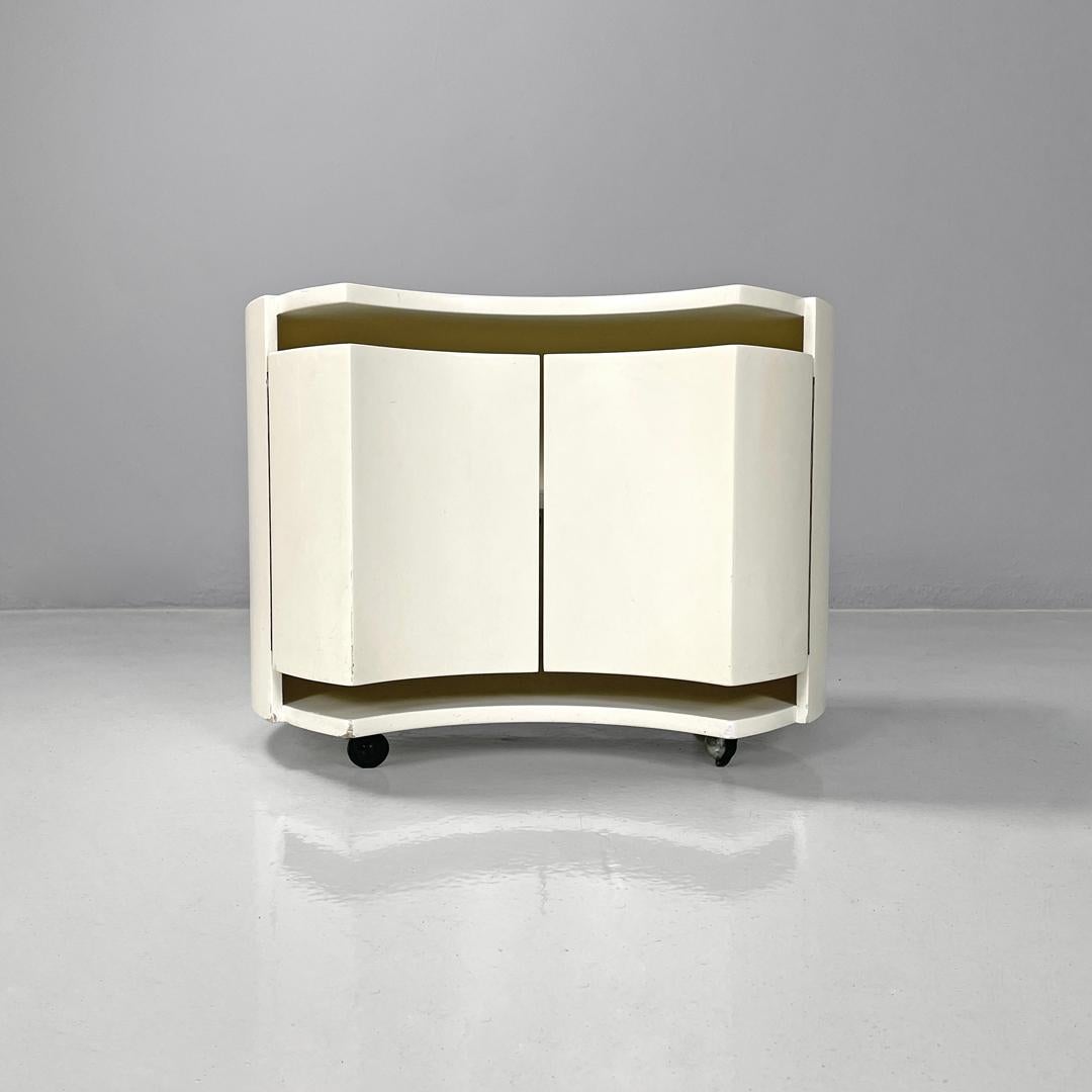 Italian modern white bedside tables Aiace by Benatti, 1970s In Fair Condition For Sale In MIlano, IT