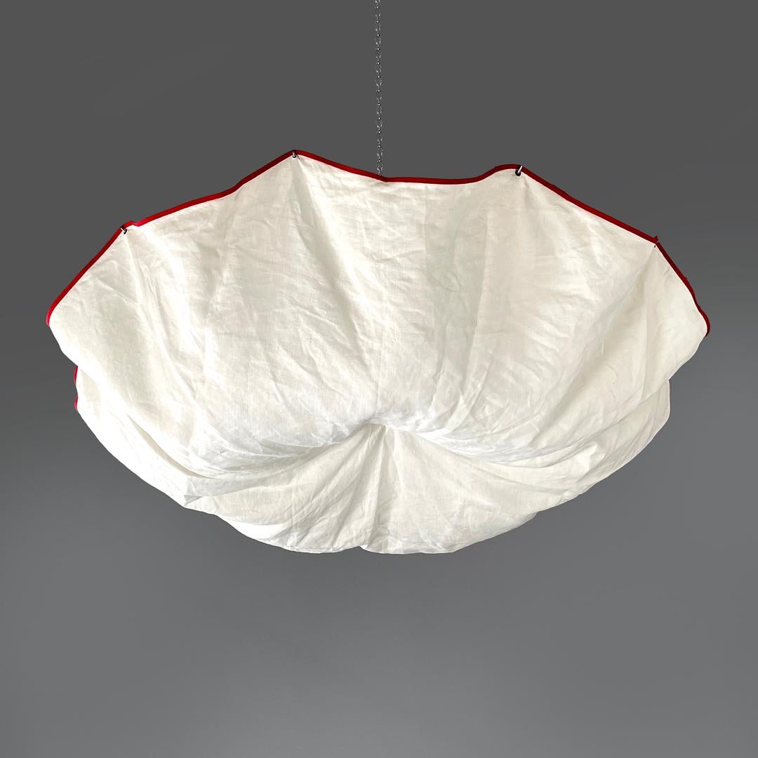Italian modern white ceiling lamp 1130 Celestia by Tobia Scarpa for Flos, 1980s
Chandelier mod. 1130 Celestia with round base, with suspended diffuser in white linen fabric with red border. The diffuser is fixed in the upper part to the frame via