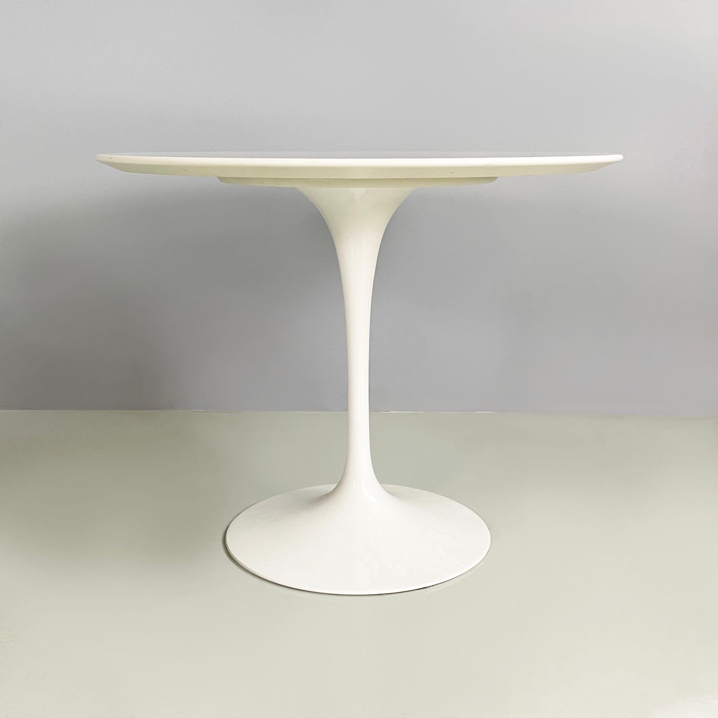 Table de salle à manger blanche moderne italienne Tulip d'Eero Saarinen pour Knoll, 2011
Table de salle à manger vintage et iconique mod. Whiting avec plateau rond en stratifié blanc. Le pied de la table est en métal peint en blanc.
Produit par