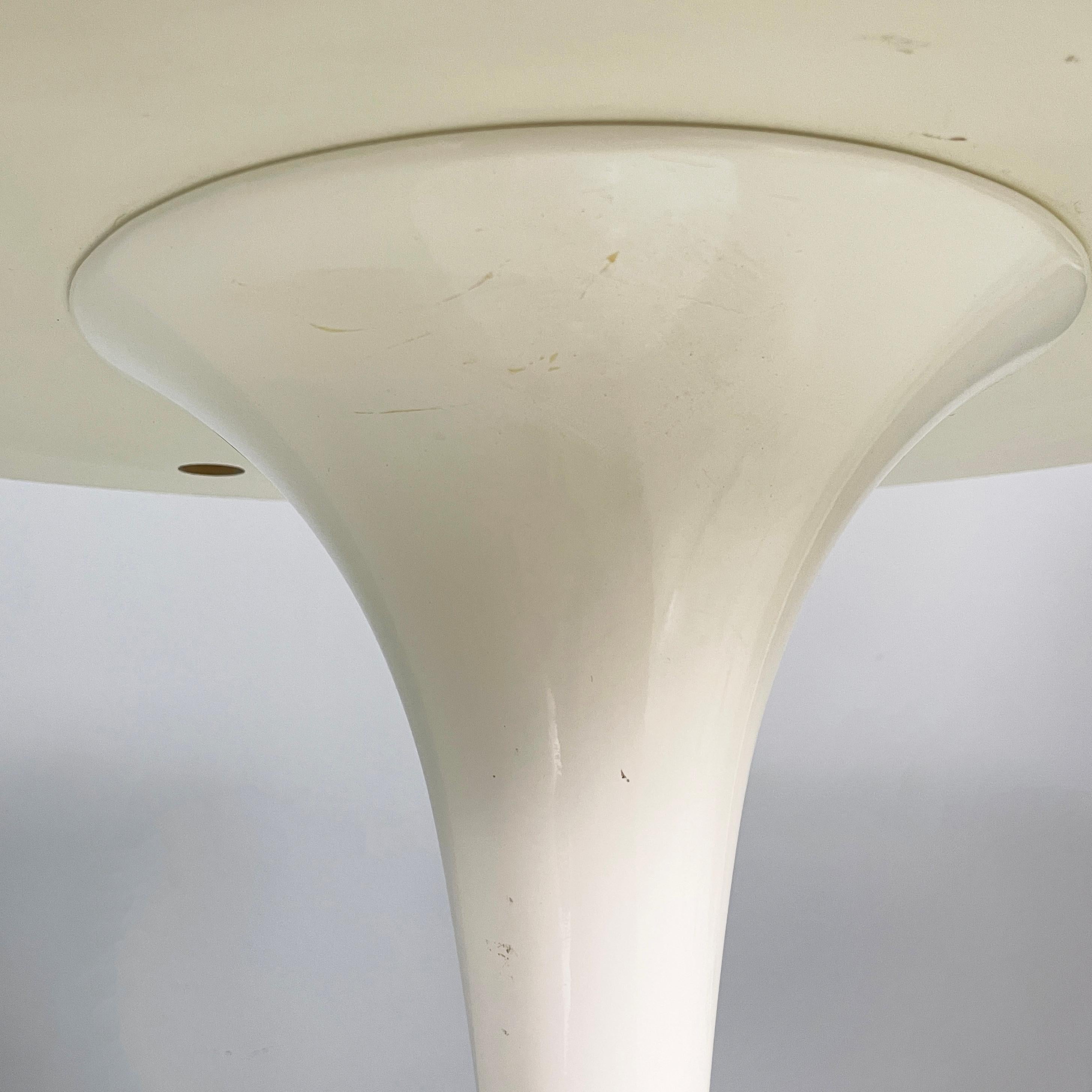 Métal Table de salle à manger blanche moderne italienne Tulip d'Eero Saarinen pour Knoll, 2011 en vente