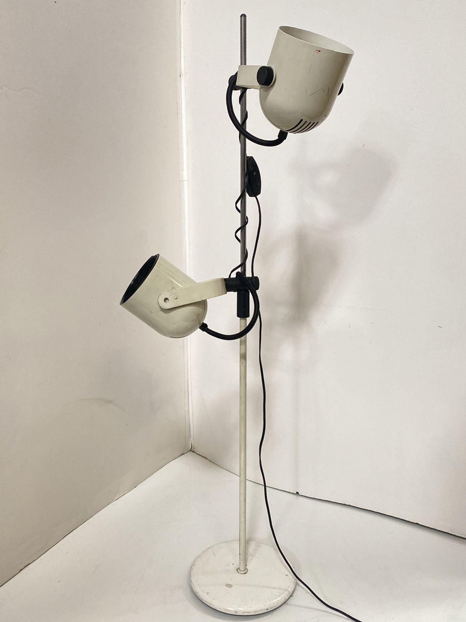 Italian Modern White Enameled Double Spot Floor Lamp, 1970 For Sale 1