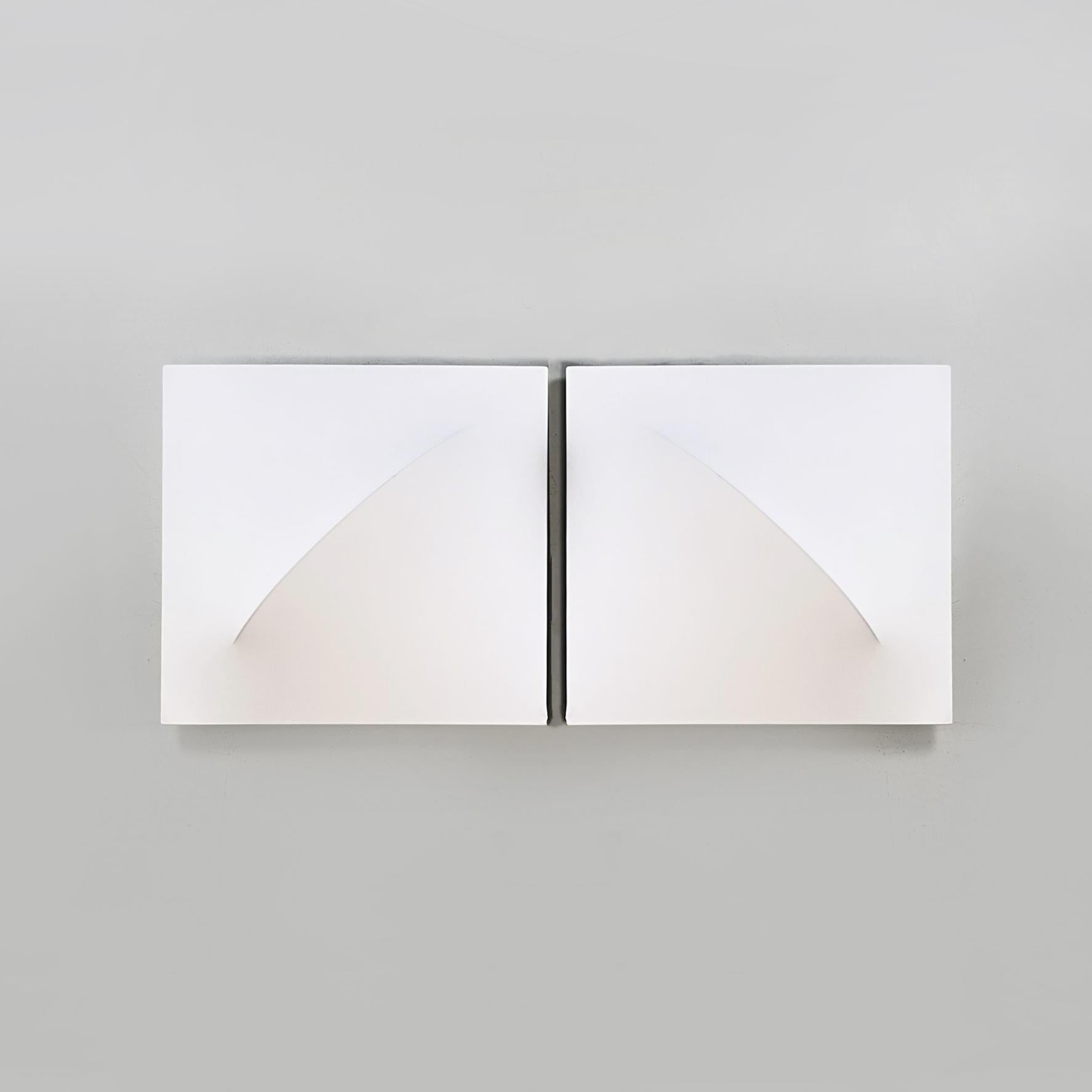 Italian modern pair of white stretch jersey fabric Saori appliques or wall lamps by Kazuhide Takahama for Sirrah, 1980s.
Pair of Saori model appliques or wall lamps with a square-based structure and metal arch, covered with a removable and washable
