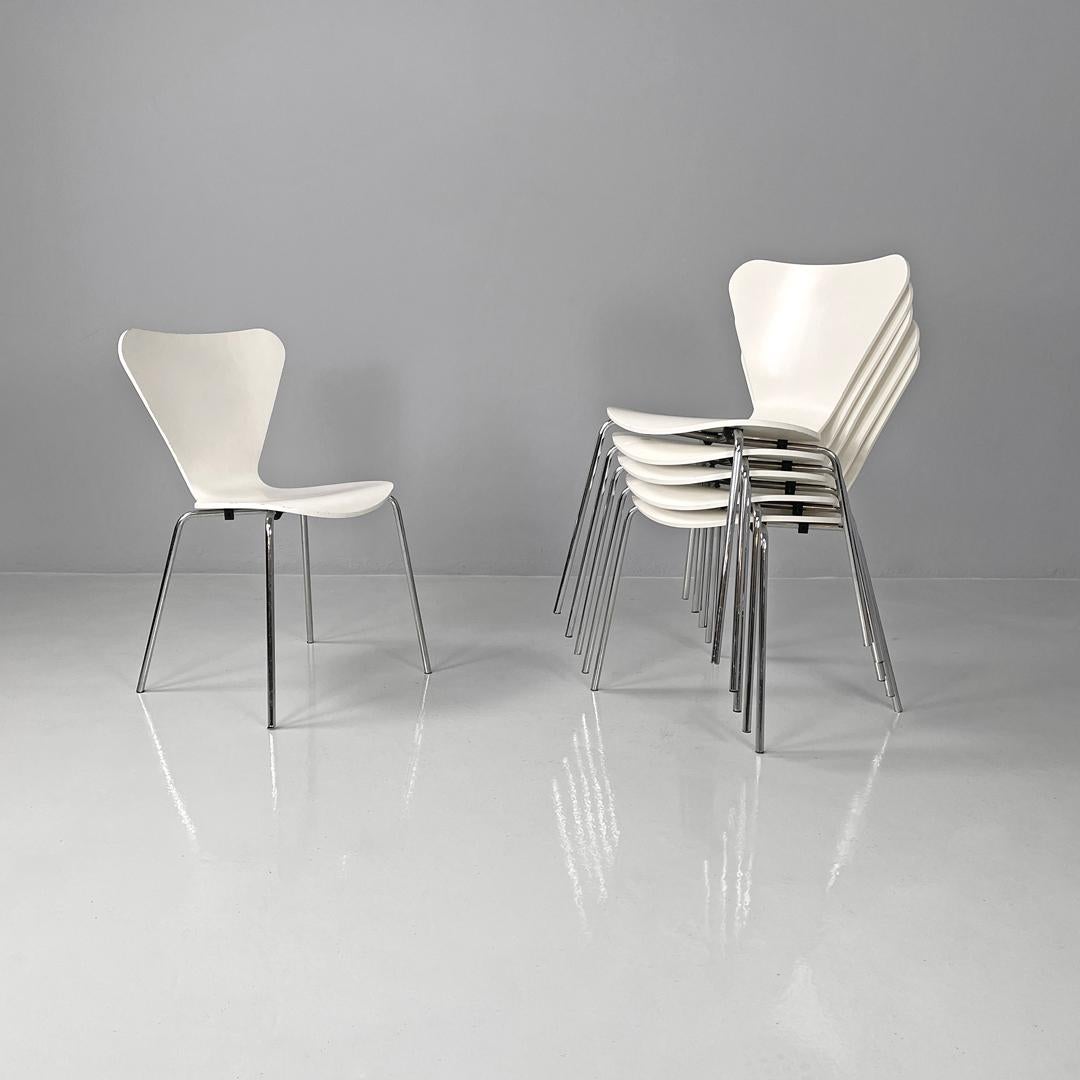 Italian modern white lacquered curved chairs, 1970s 
Set of six chairs in white lacquered wood. The seat and backrest have curved and rounded lines, which are shaped in the lower part of the backrest. The four legs are in chromed metal rod with