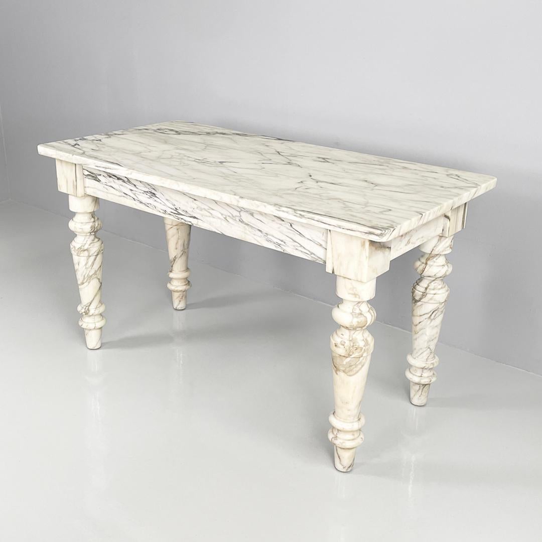 Table de salle à manger moderne italienne en marbre blanc Rilievo par Aldo Rossi, années 1980
Table de salle à manger modèle Rilievo avec plateau rectangulaire en marbre Calacatta blanc strié de gris.
La table a quatre pieds aux formes arrondies et