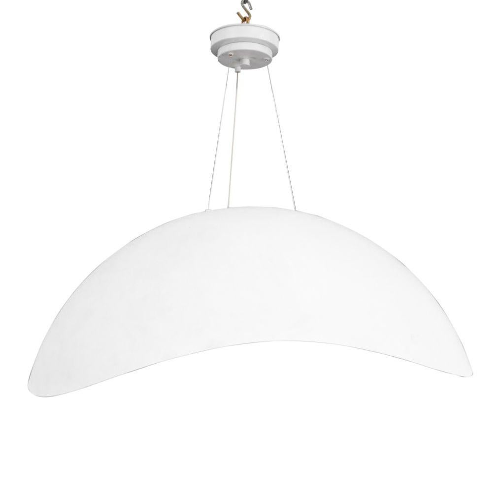 Lustre italien moderne en métal patiné blanc mat, à suspension en demi-dôme, avec un bord en forme de vague. 28