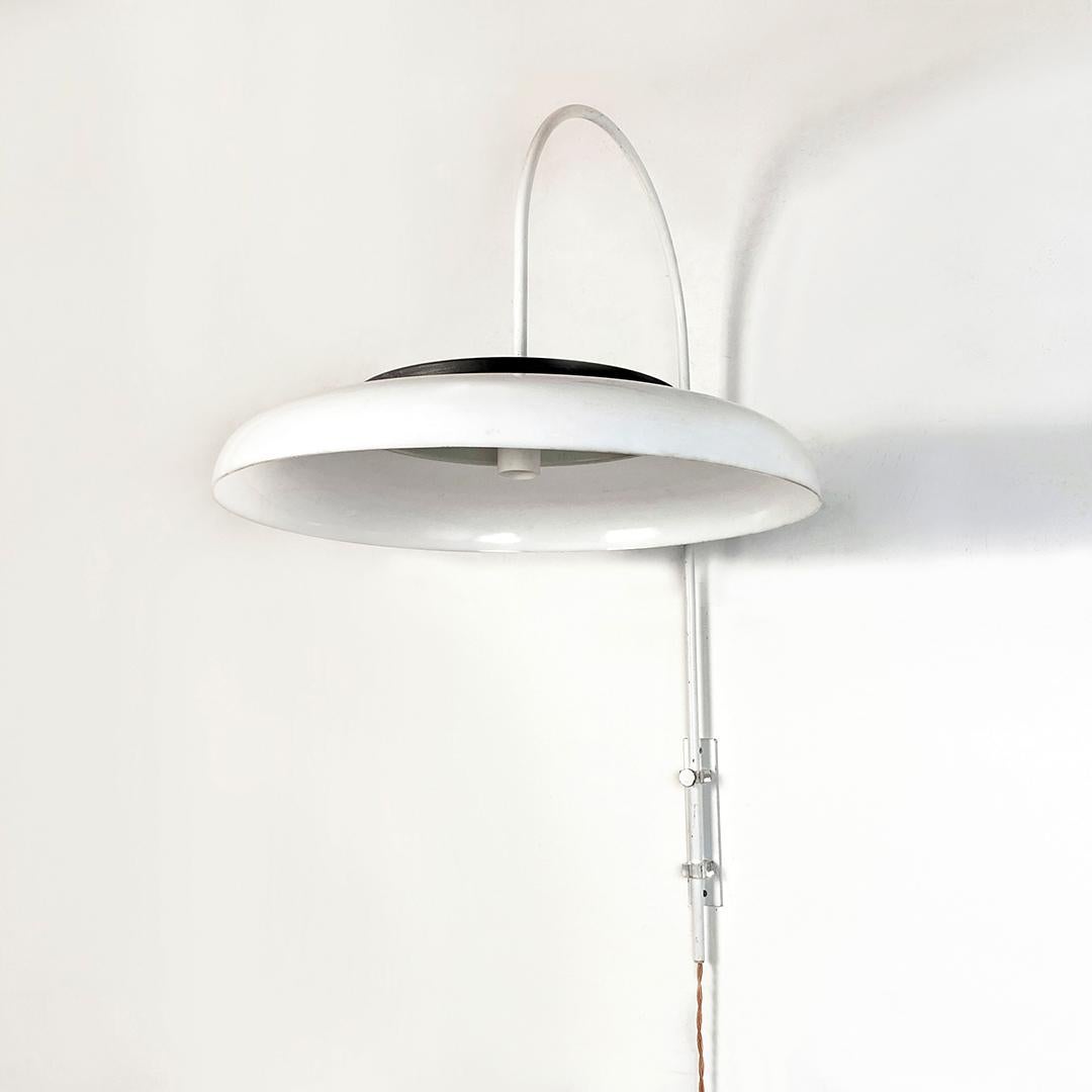 Italian Modern White Metal and Plexiglass Adjustable Wall Arm Lamp, 1970s For Sale 3