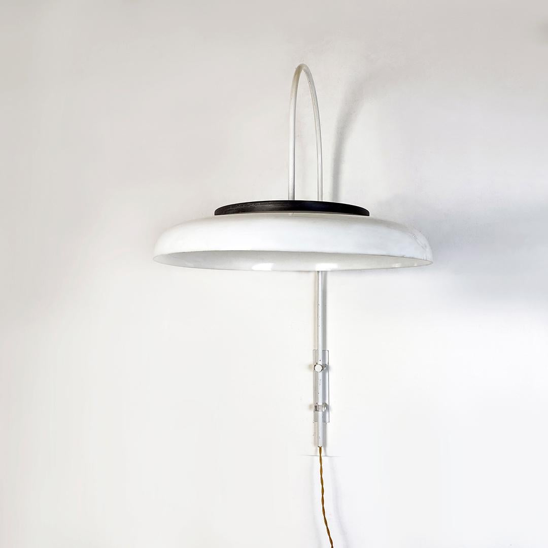 Lampada moderna italiana a braccio da parete regolabile in metallo bianco e plexiglass, anni '70 in vendita 1