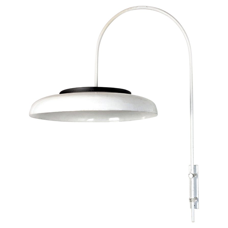 Lámpara italiana moderna de brazo de pared regulable de metal blanco y plexiglás, años 70