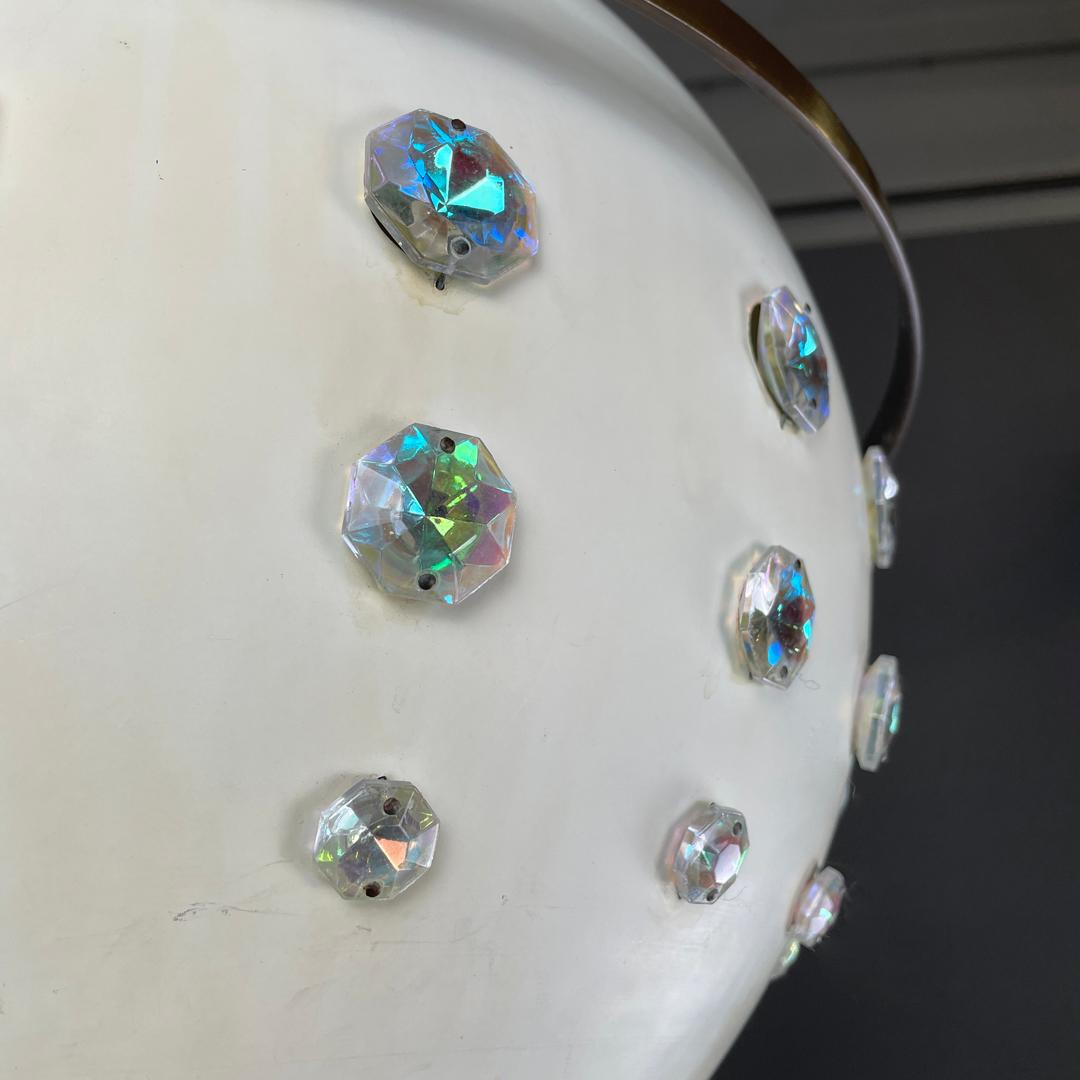 Lámpara de techo italiana moderna de metal blanco con aplicaciones de cristal reflectante Años 70 en venta 10
