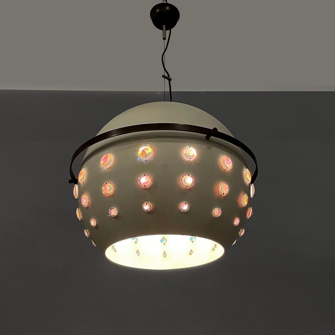 Lámpara de techo italiana moderna de metal blanco con aplicaciones de cristal reflectante Años 70
Araña redonda de metal. La estructura metálica esférica está pintada de blanco, en la parte inferior tiene tres filas de aplicaciones decorativas de