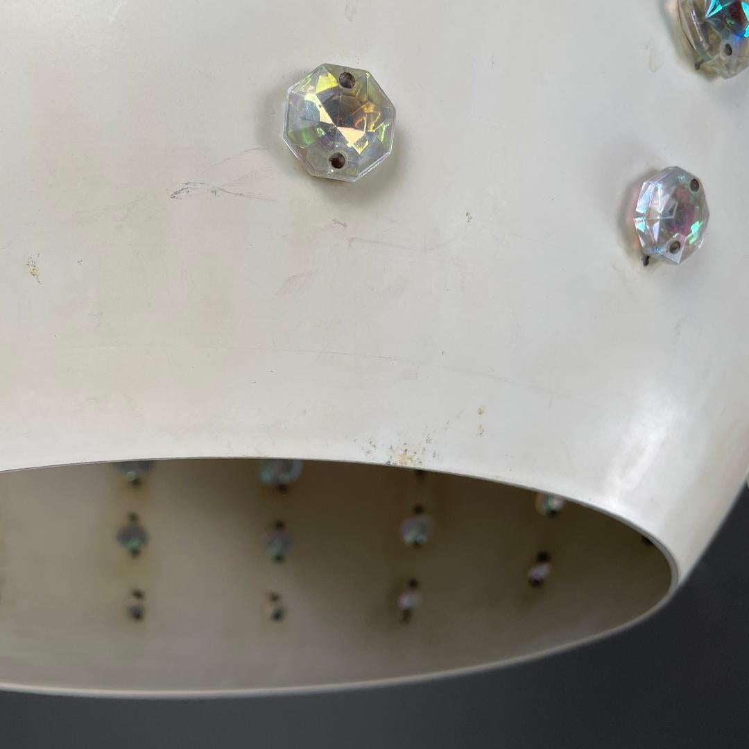 Lámpara de techo italiana moderna de metal blanco con aplicaciones de cristal reflectante Años 70 en venta 13