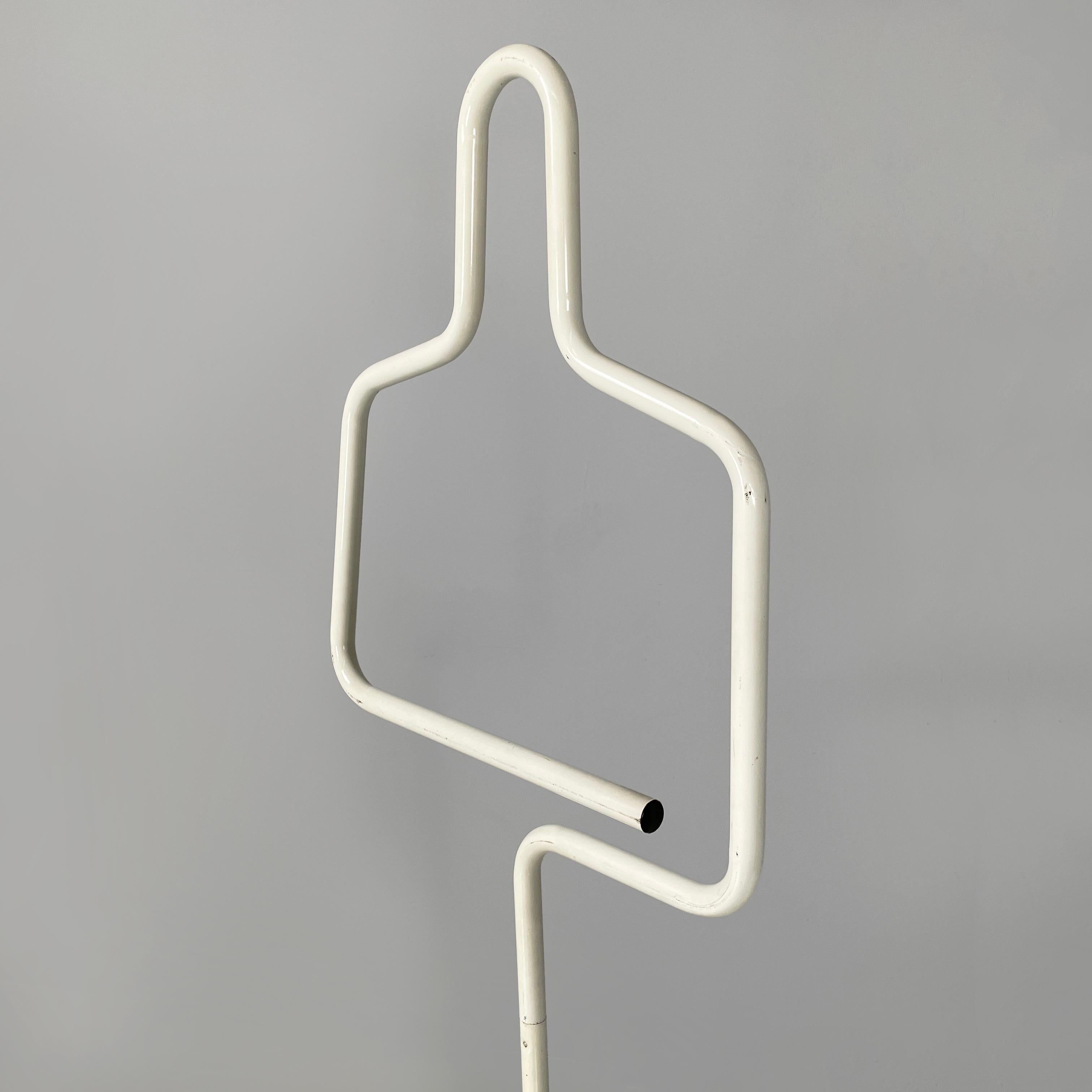 Italian modern White metal valet stand coat hanger by Gieffe, 1970s In Fair Condition For Sale In MIlano, IT
