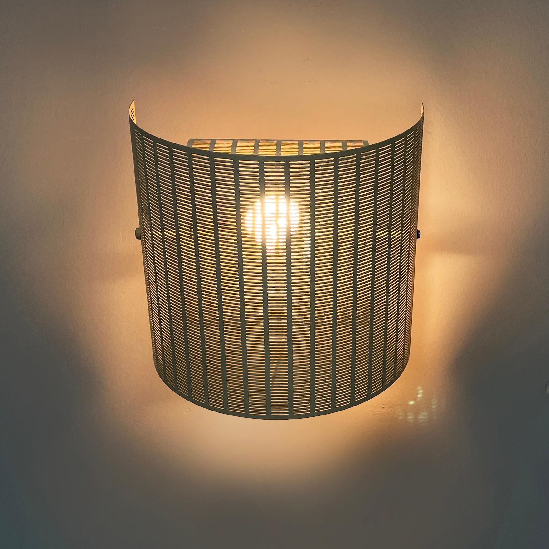 Italian modern white metal wall lamp Shogun by Mario Botta for Artemide, 1980s In Good Condition For Sale In MIlano, IT